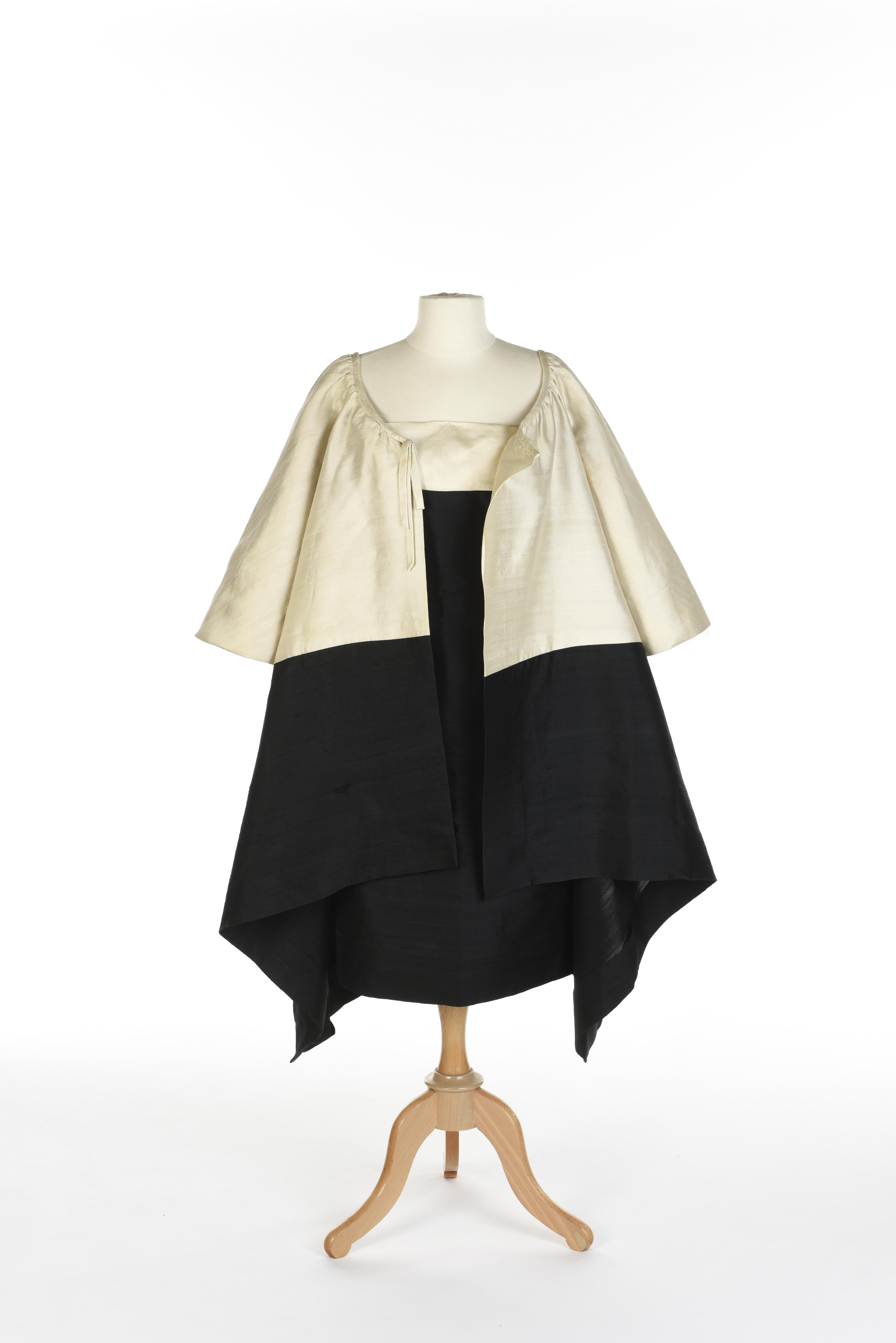 Ensemble de soirée Hubert de Givenchy Couture française en soie crème et noire Circa 1965 en vente 12
