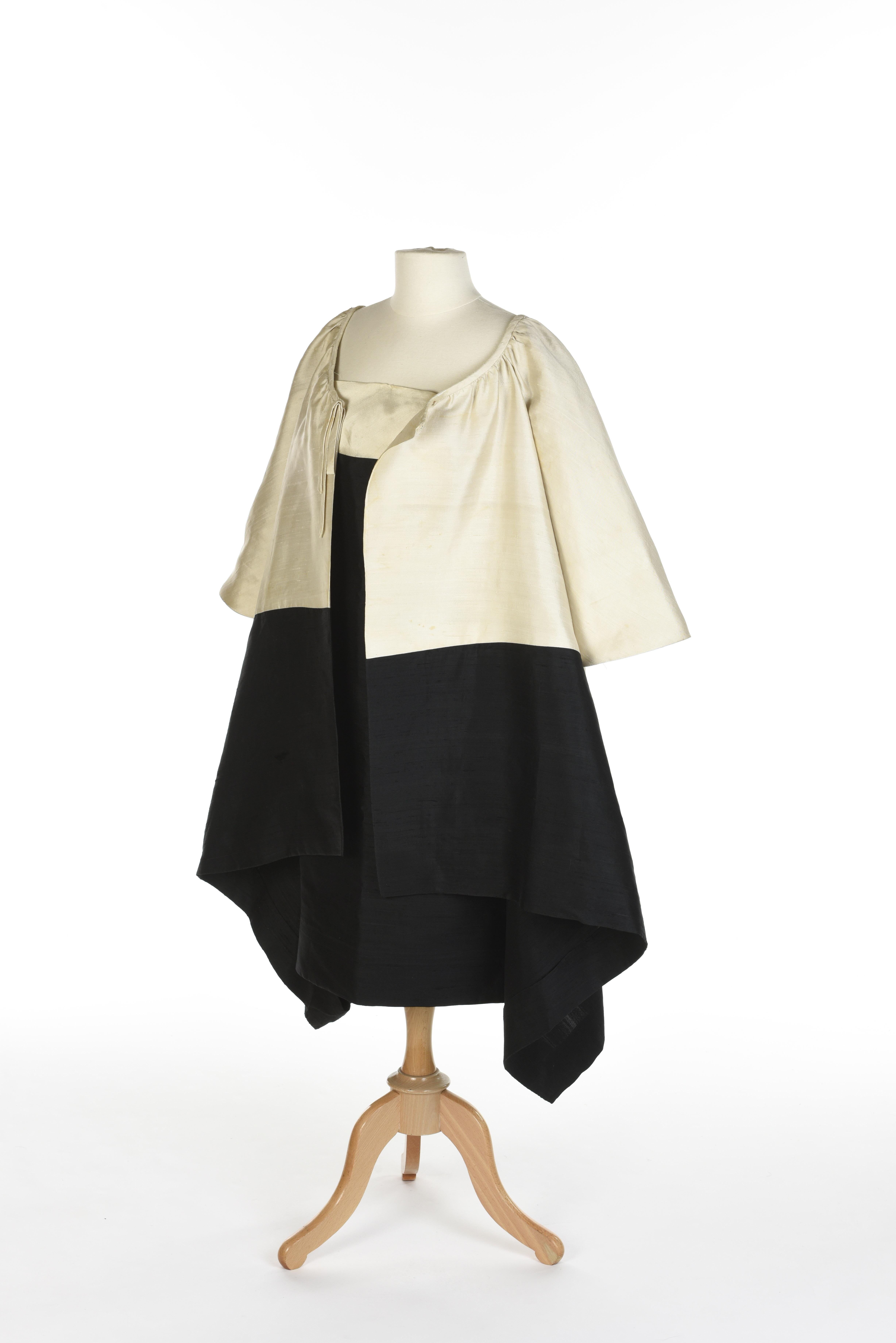 An Hubert de Givenchy French Couture Cream and Black silk Evening Set Circa 1965 For Sale 11