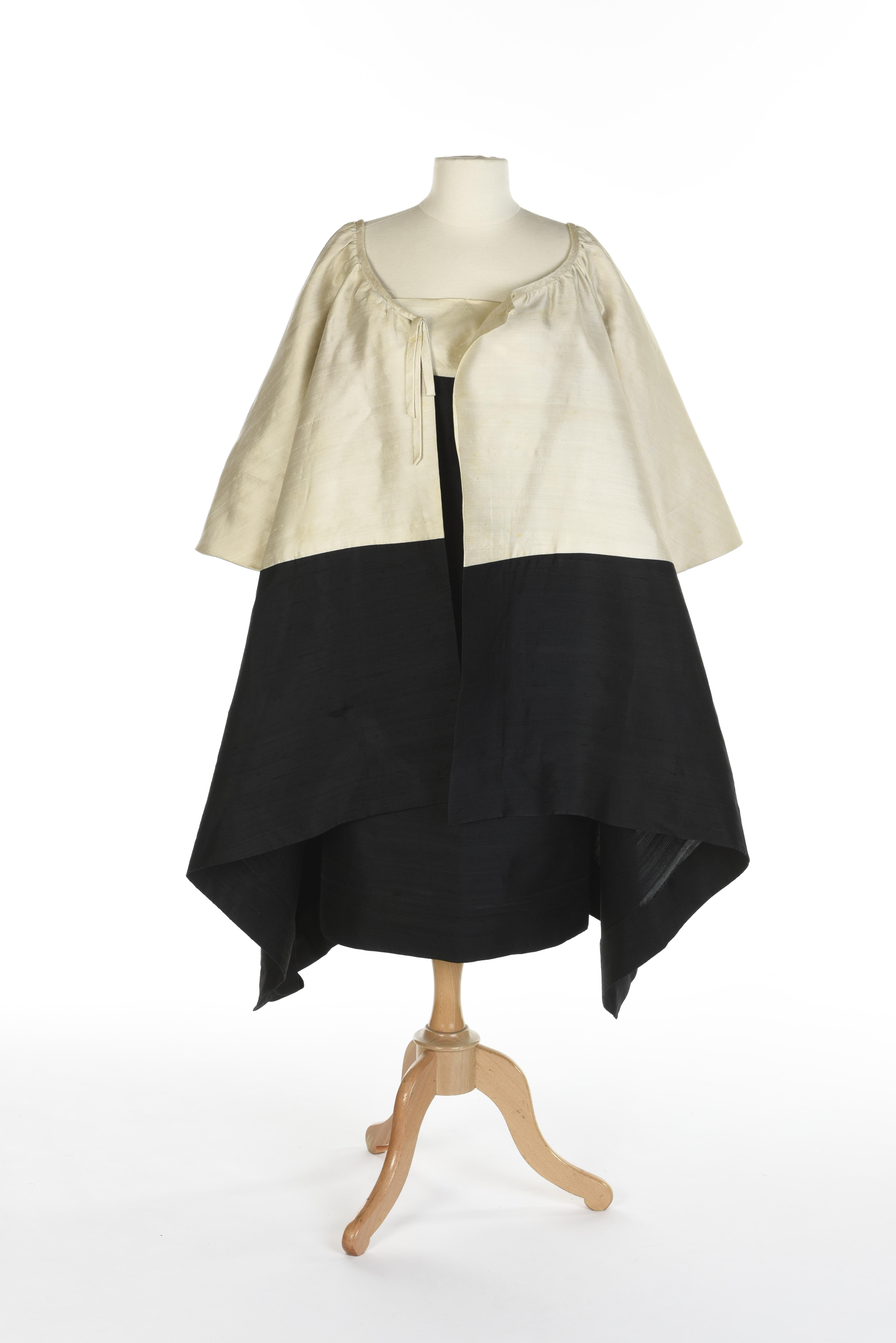 An Hubert de Givenchy French Couture Cream and Black silk Evening Set Circa 1965 In Good Condition For Sale In Toulon, FR