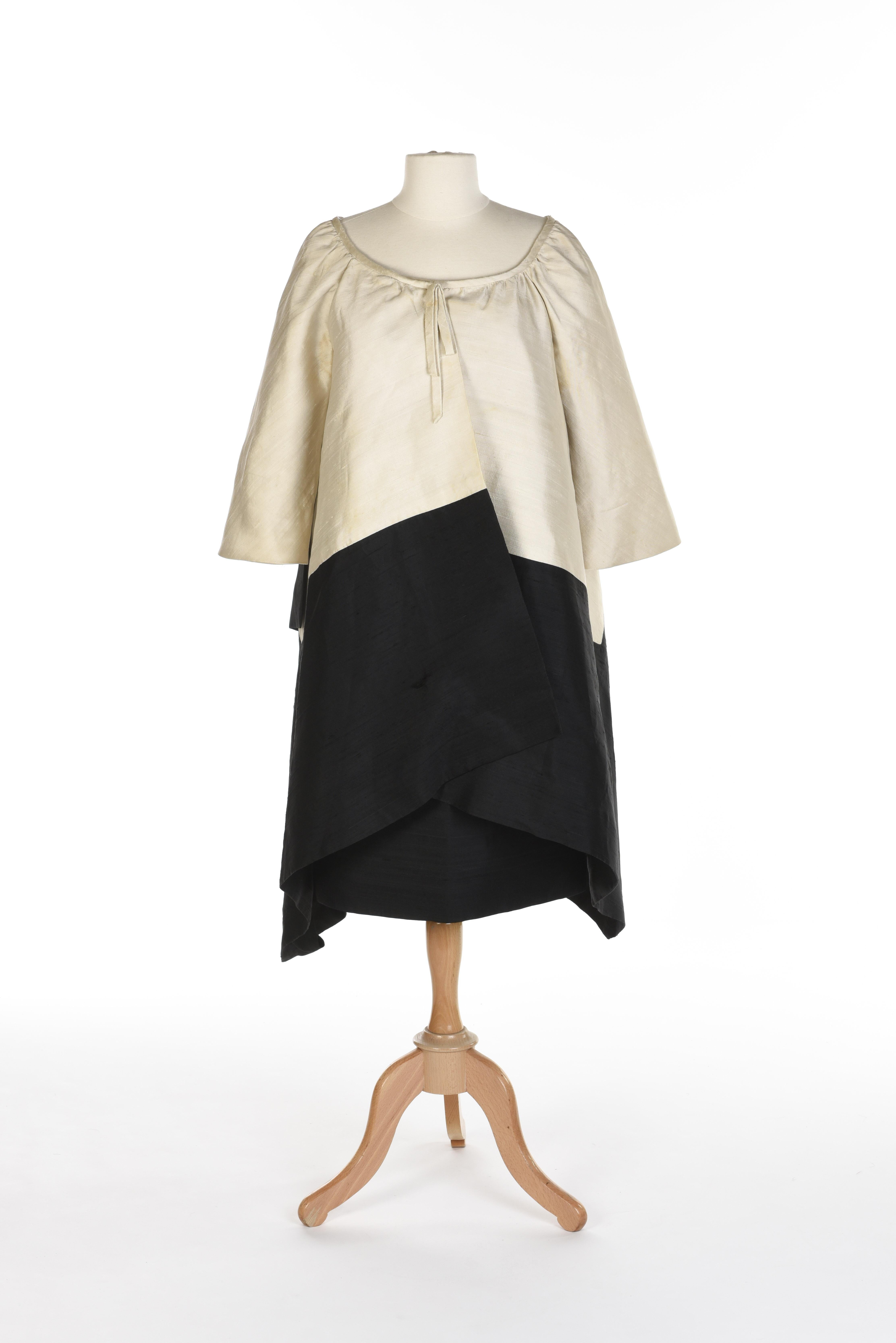 Ensemble de soirée Hubert de Givenchy Couture française en soie crème et noire Circa 1965 en vente 2