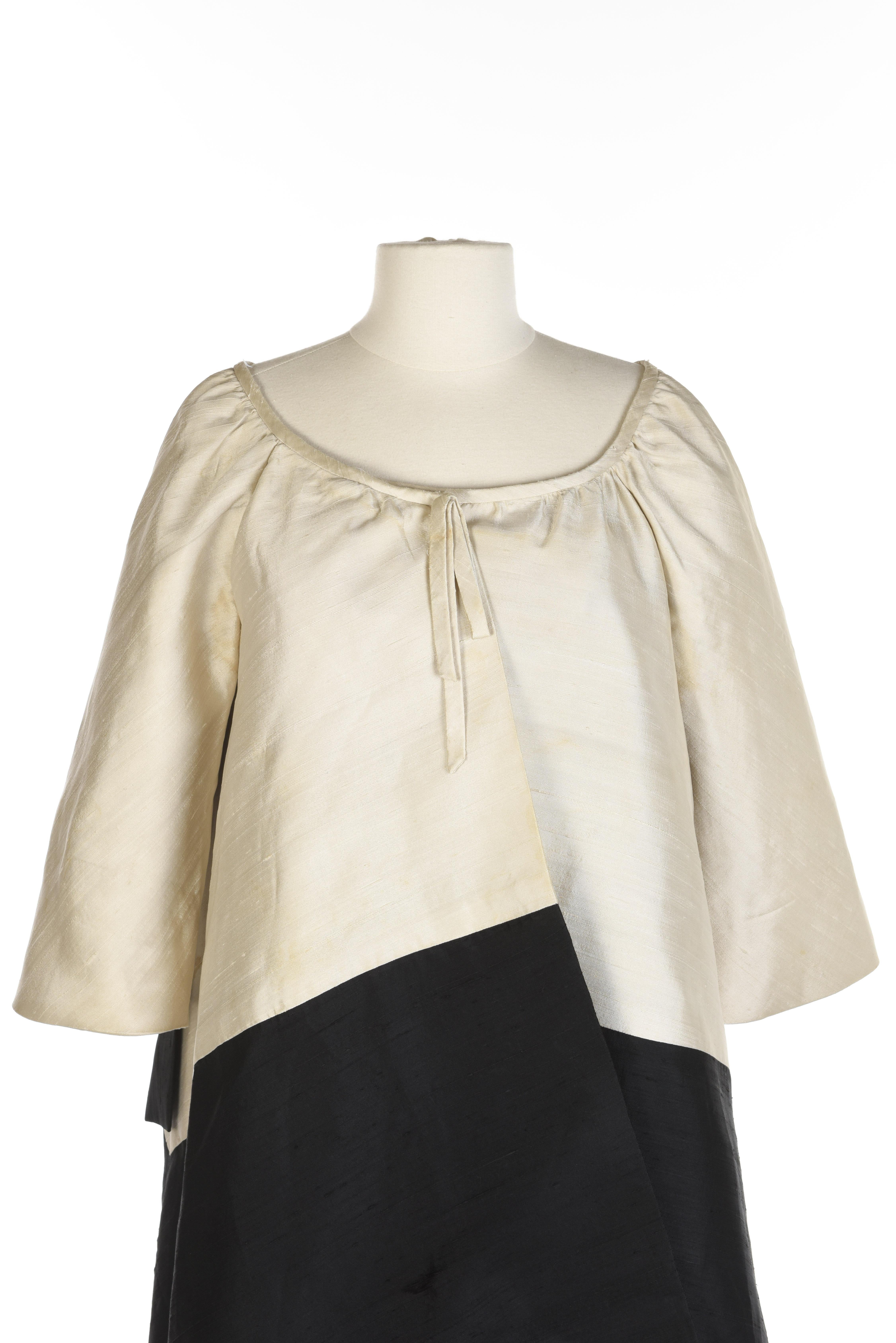 Ensemble de soirée Hubert de Givenchy Couture française en soie crème et noire Circa 1965 en vente 4