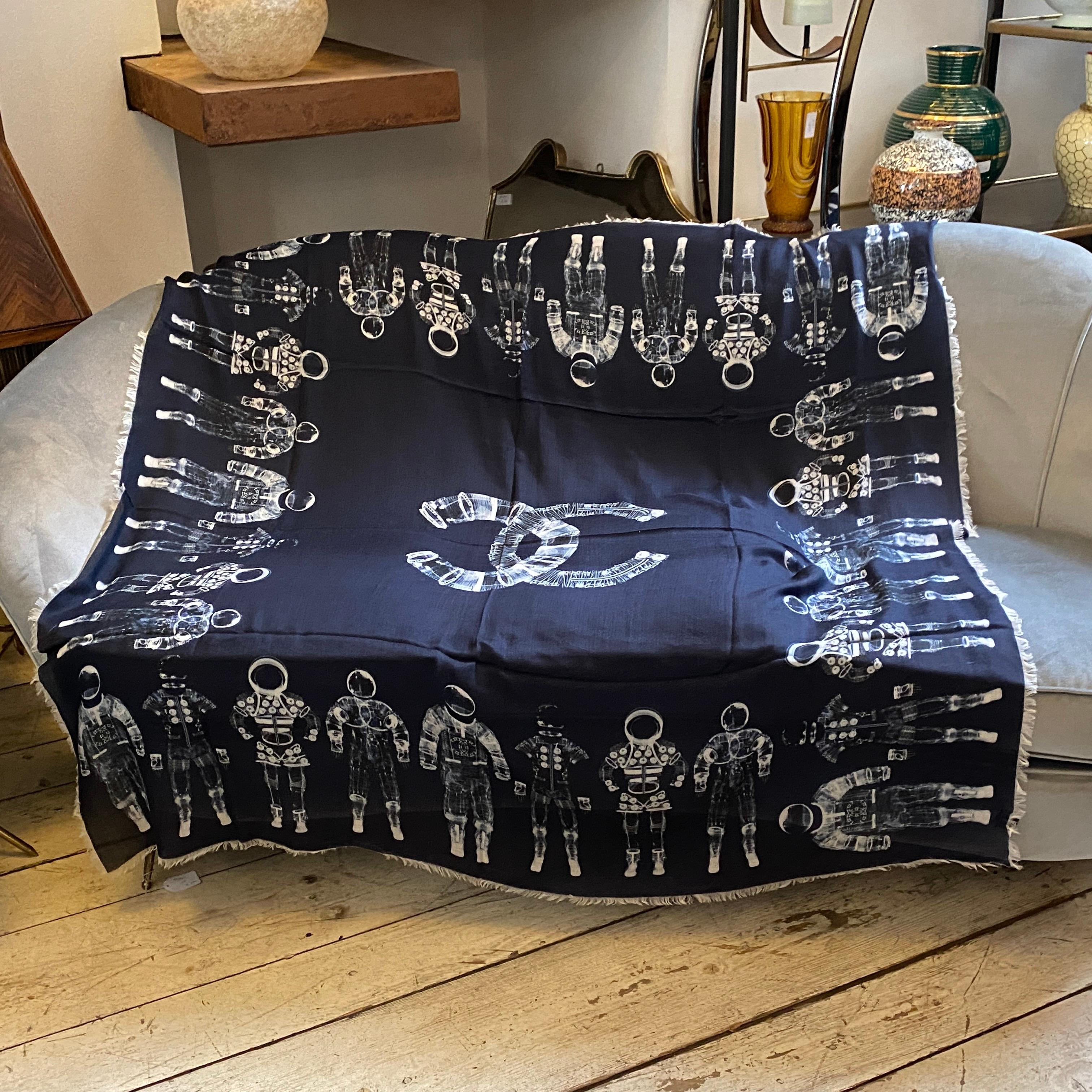 An Huge 2017 Blau Kaschmir Astronaut Schal von Chanel 5