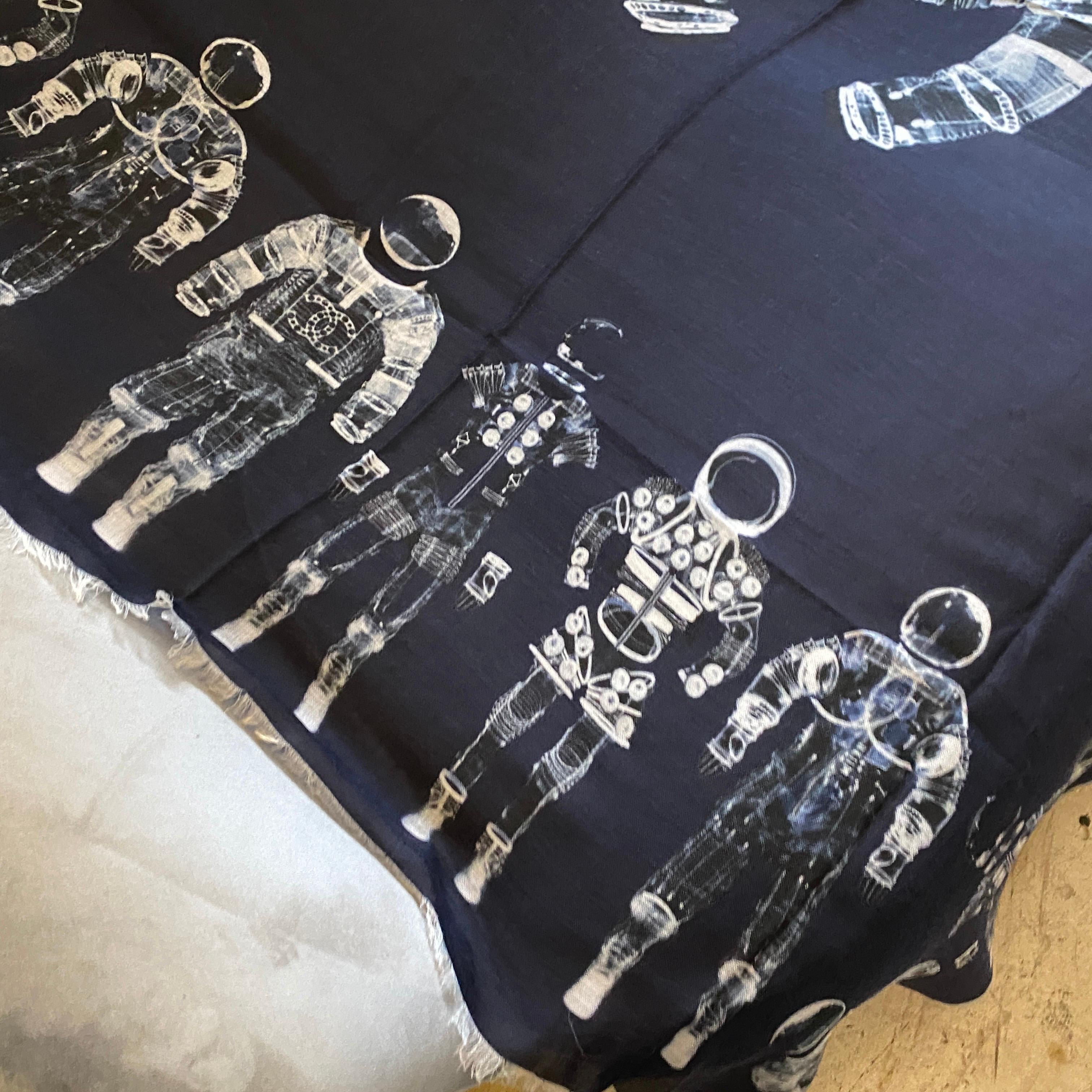 An Huge 2017 Blau Kaschmir Astronaut Schal von Chanel 6