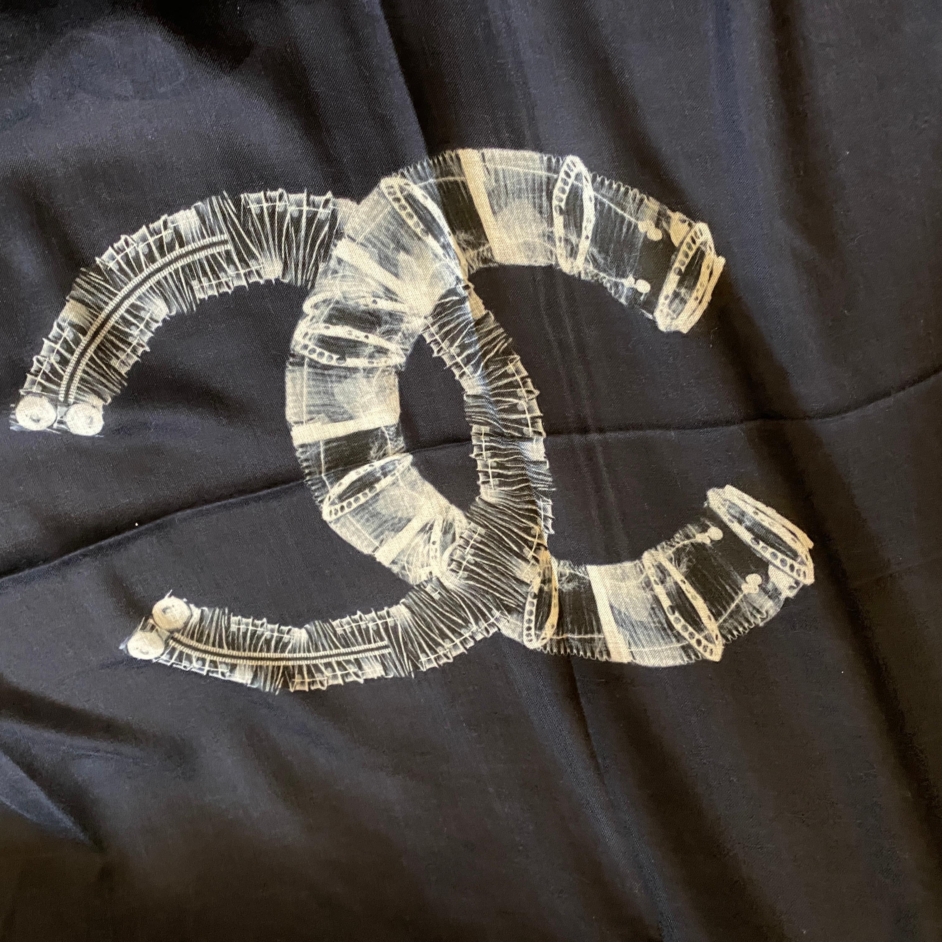 An Huge 2017 Blau Kaschmir Astronaut Schal von Chanel (Schwarz)