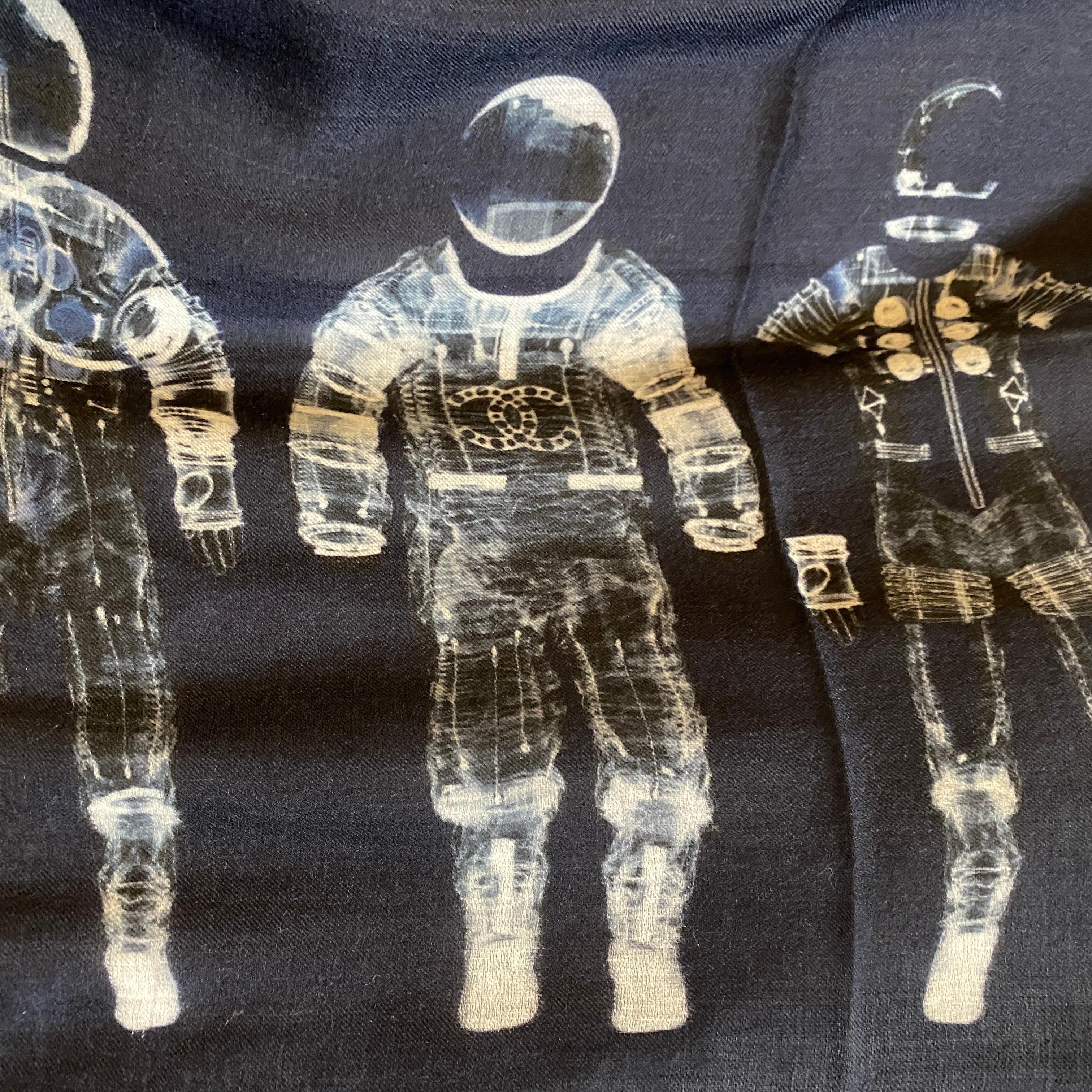 An Huge 2017 Blau Kaschmir Astronaut Schal von Chanel 1