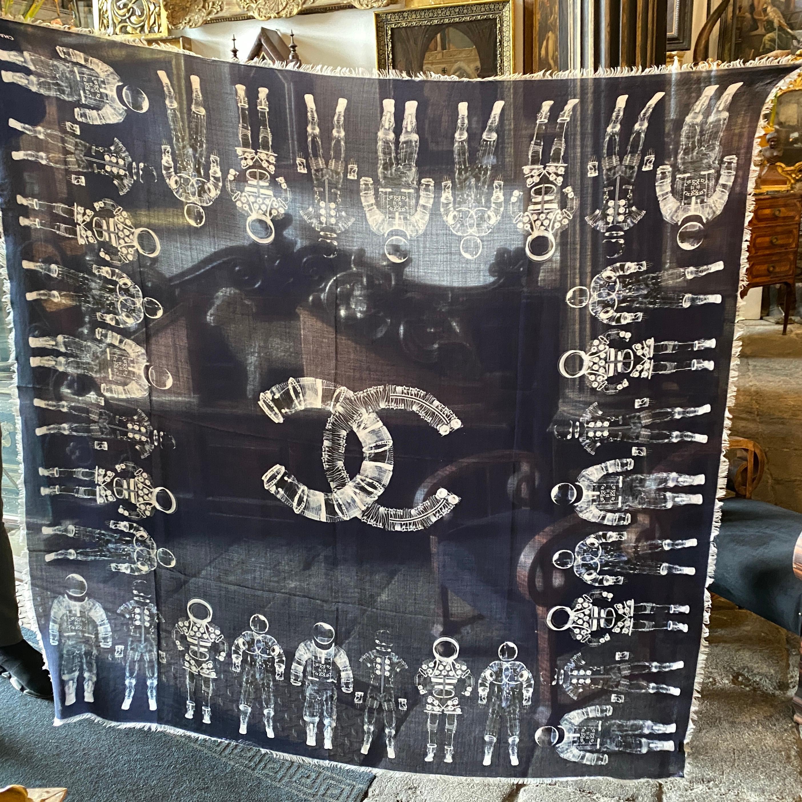 Ein blauer Kaschmirschal:: hergestellt in Frankreich im Jahr 2017. Es heißt Astronautenschal. 
Es ist in perfektem Zustand.