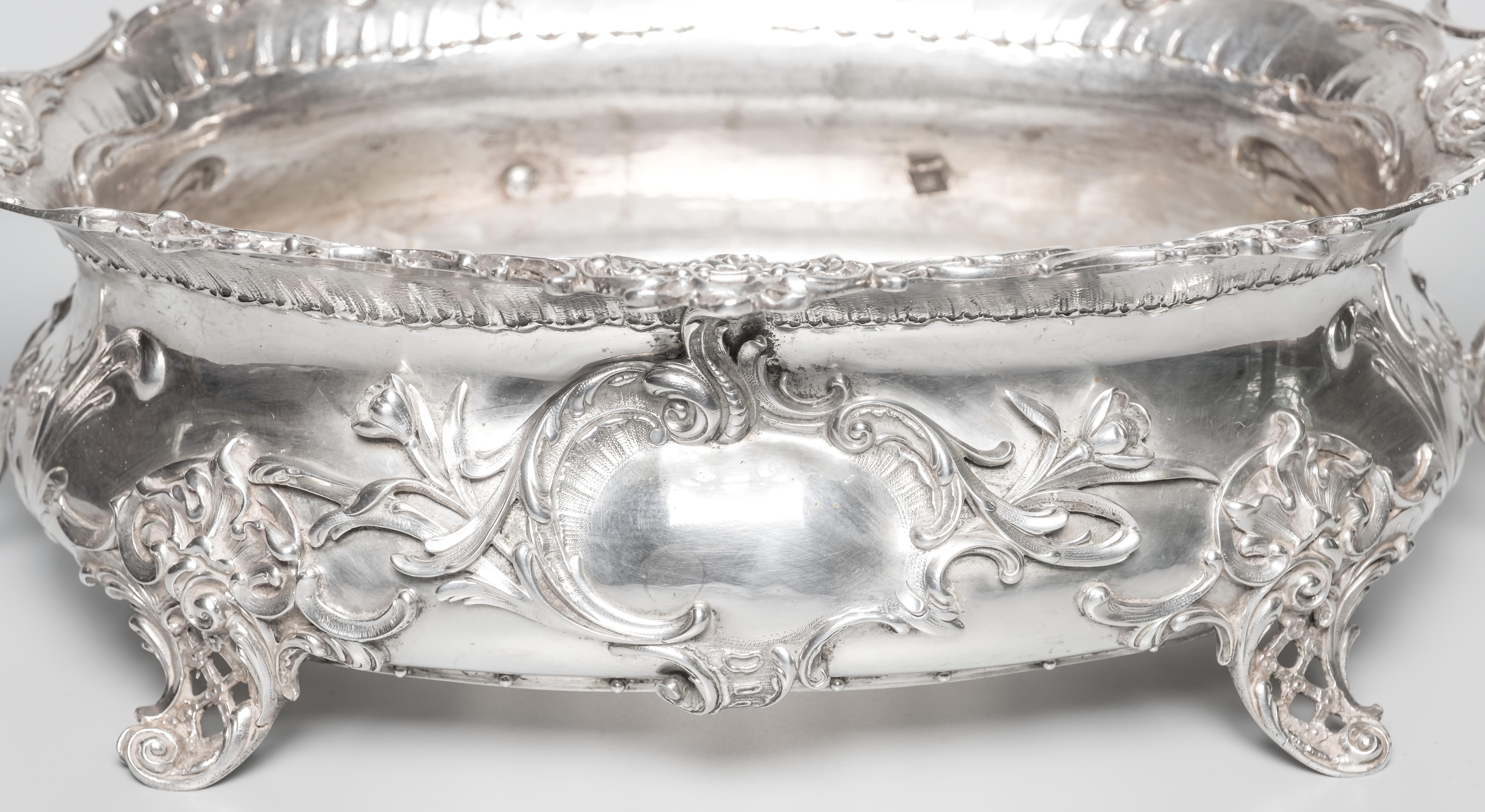 An Hungarian Baroque style silver plated mounted twin handled jardinière, the oval body with twin cast putti handles and raised on four scrolled feet,
Measures: W 30 cm, L 50 cm x H 20 cm (Approximate)

Shipping included 
Free and fast delivery
