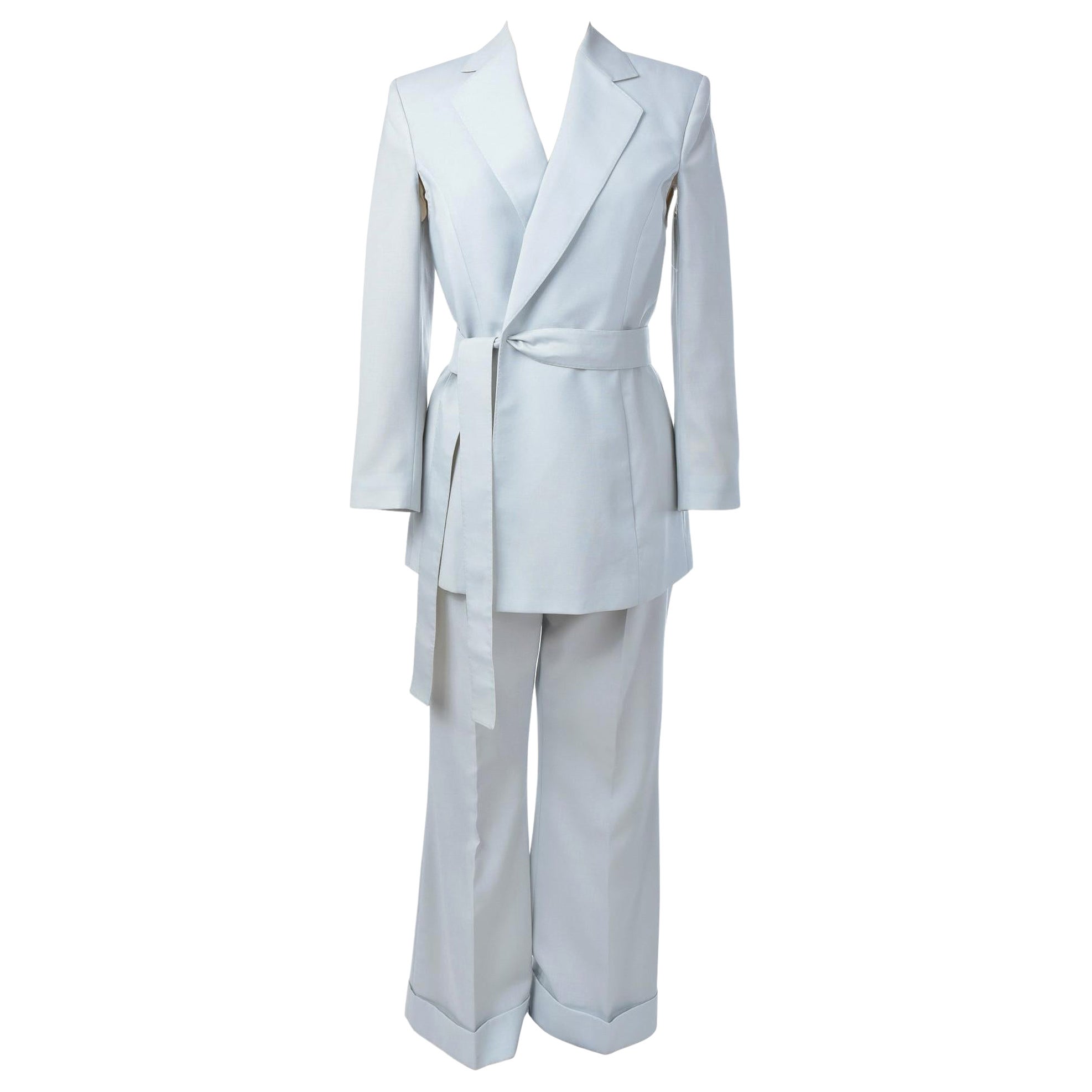 Un Traje Pantalón Esmoquin Azul Hielo de Gianfranco Ferre - Italia Circa 1995 - 2000