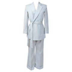 Un Traje Pantalón Esmoquin Azul Hielo de Gianfranco Ferre - Italia Circa 1995 - 2000