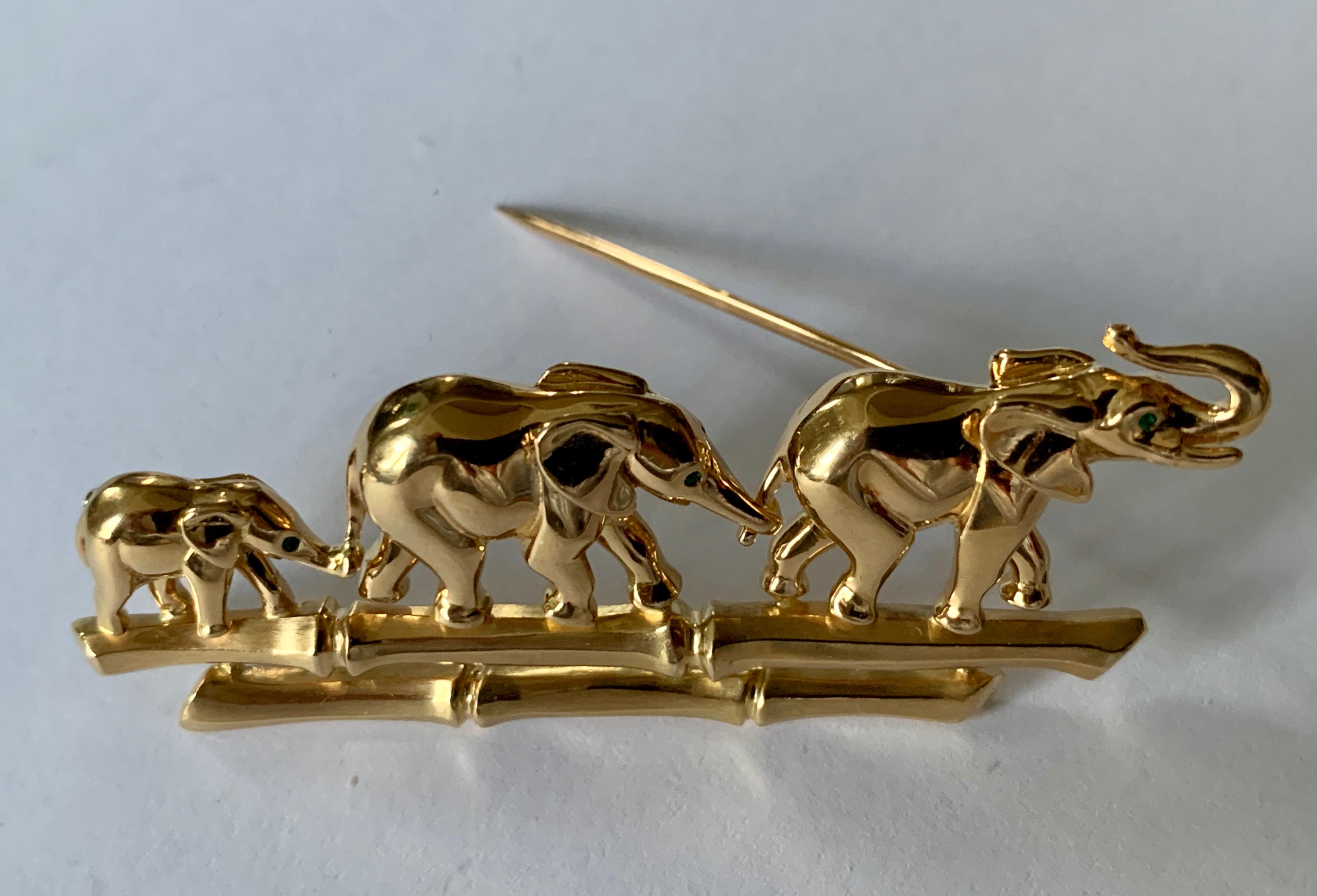 Taille ronde Cartier Broche éléphant emblématique en or jaune 18 carats en vente