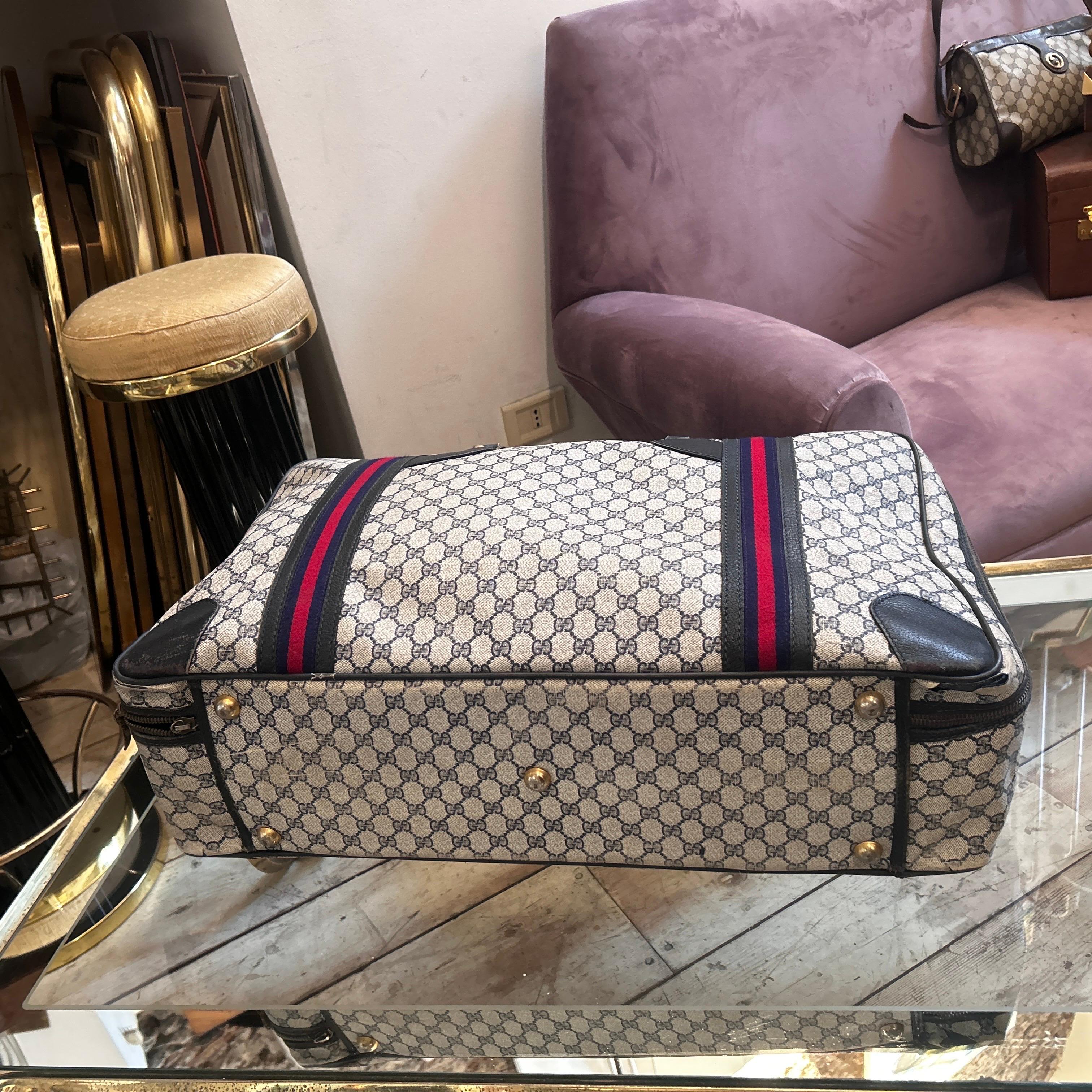 An Iconic 1980s Gucci Vintage Monogram Canvas Travel Bag In Good Condition For Sale In Aci Castello, IT