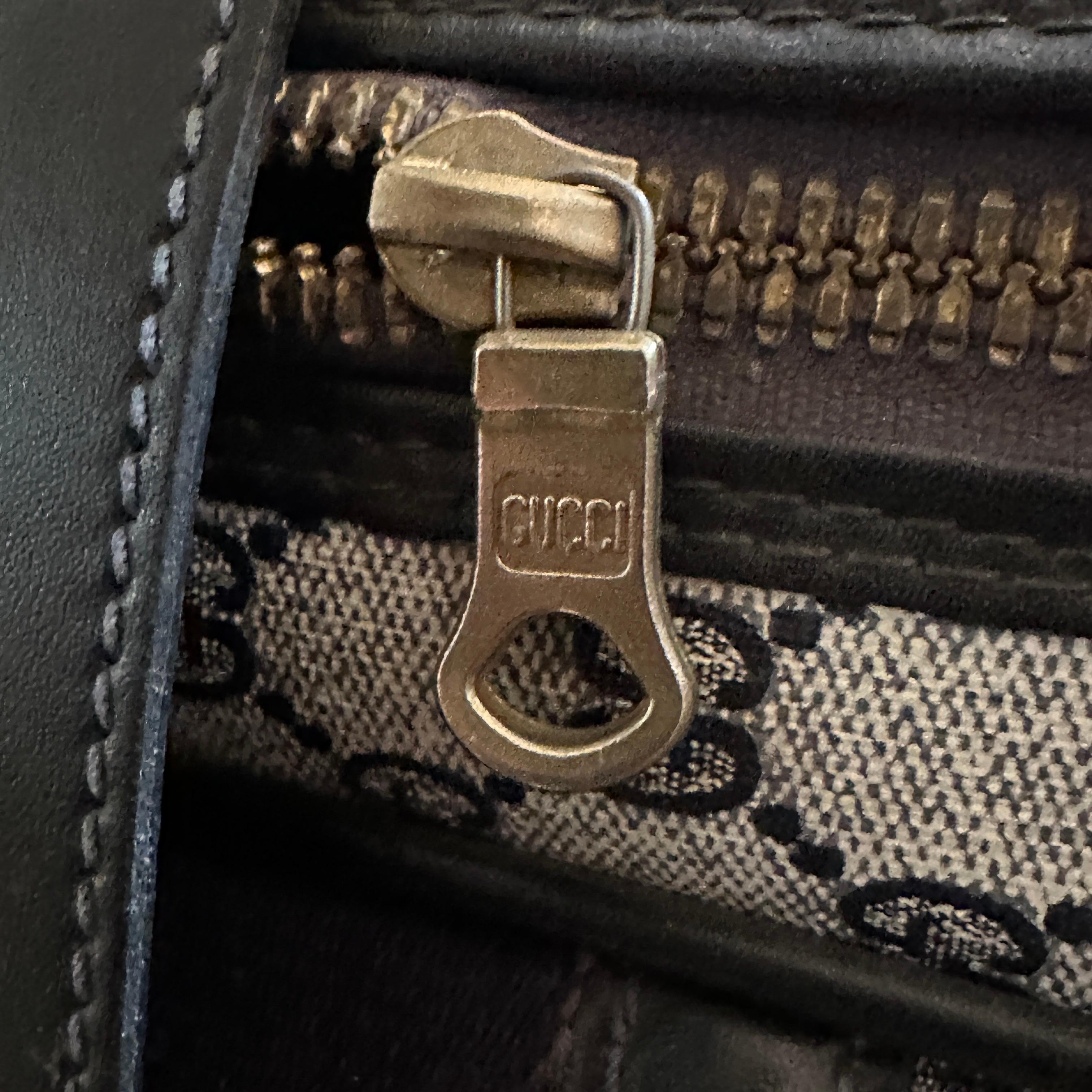 An Iconic 1980s Gucci Vintage Monogram Canvas Travel Bag In Good Condition In Aci Castello, IT