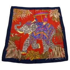 Un icónico foulard de seda orientalista de los años 80 de Salvatore Ferragamo