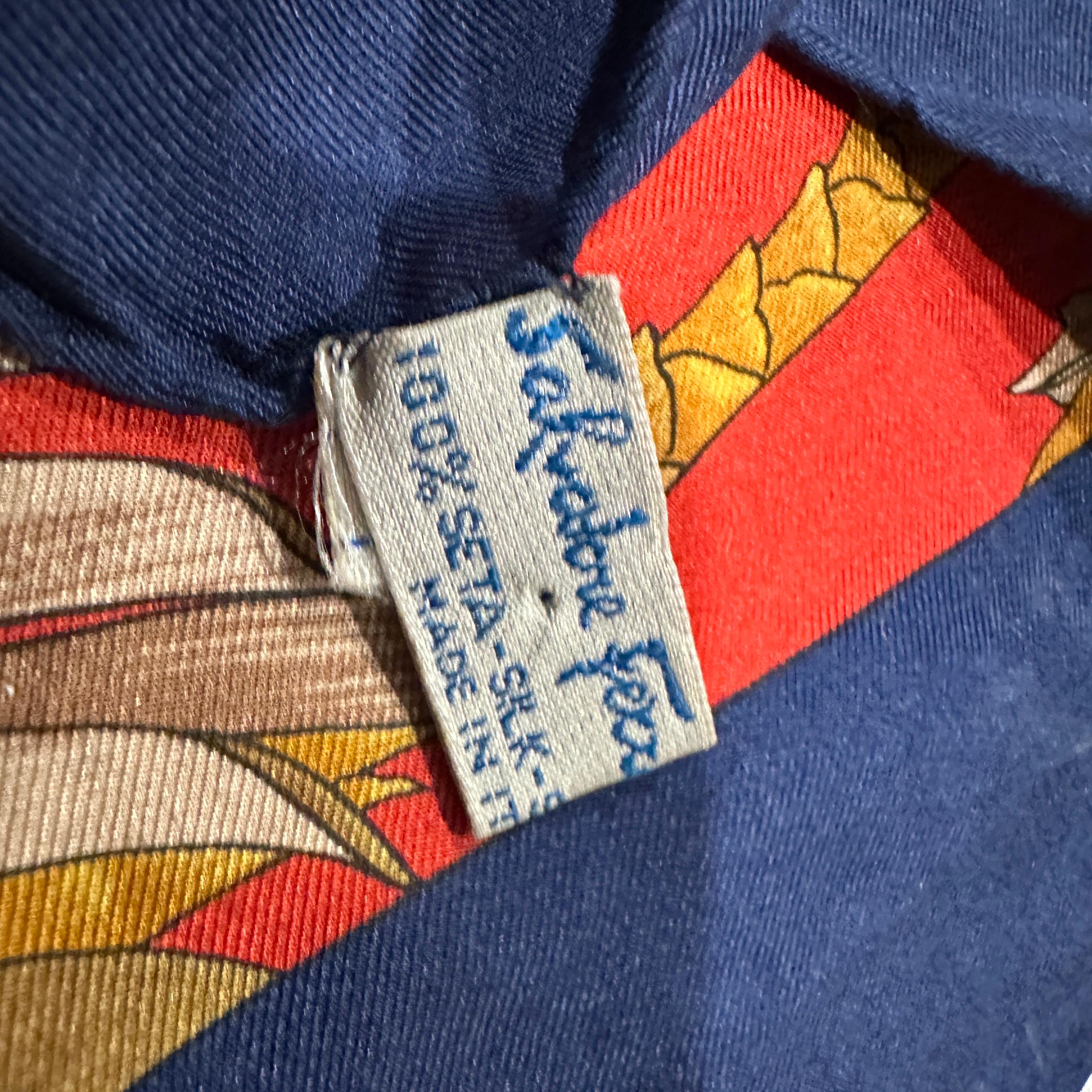 Ein ikonisches orientalisches Seidenfoulard von Salvatore Ferragamo aus den 1980er Jahren (Braun) im Angebot
