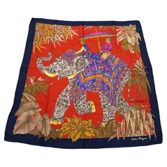 Un icónico foulard de seda orientalista de los años 80 de Salvatore Ferragamo