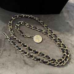 Ein ikonischer Leder- und Metallkettengürtel aus den 1990er Jahren von Chanel
