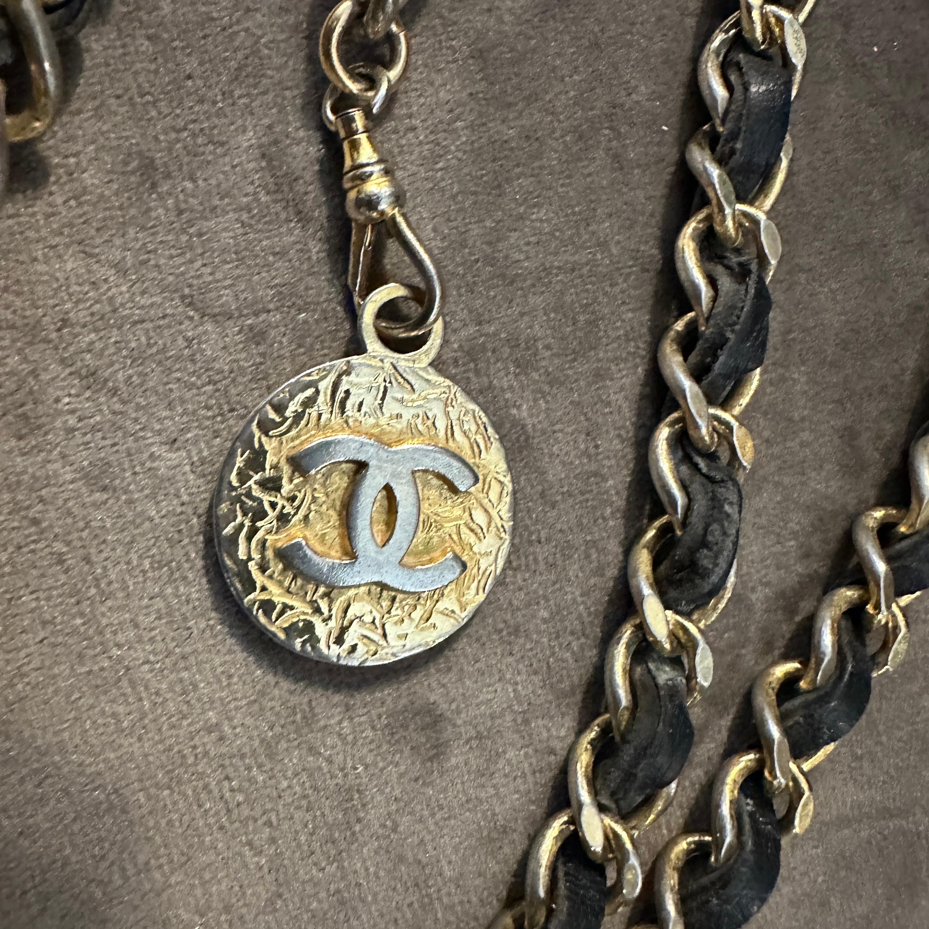 An Iconic 1990s Leather and Metal Chain Belt by Chanel In Good Condition For Sale In Aci Castello, IT