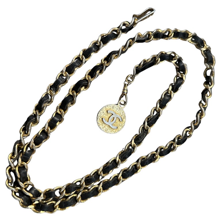 Ceinture emblématique de Chanel en cuir et chaîne métallique des
