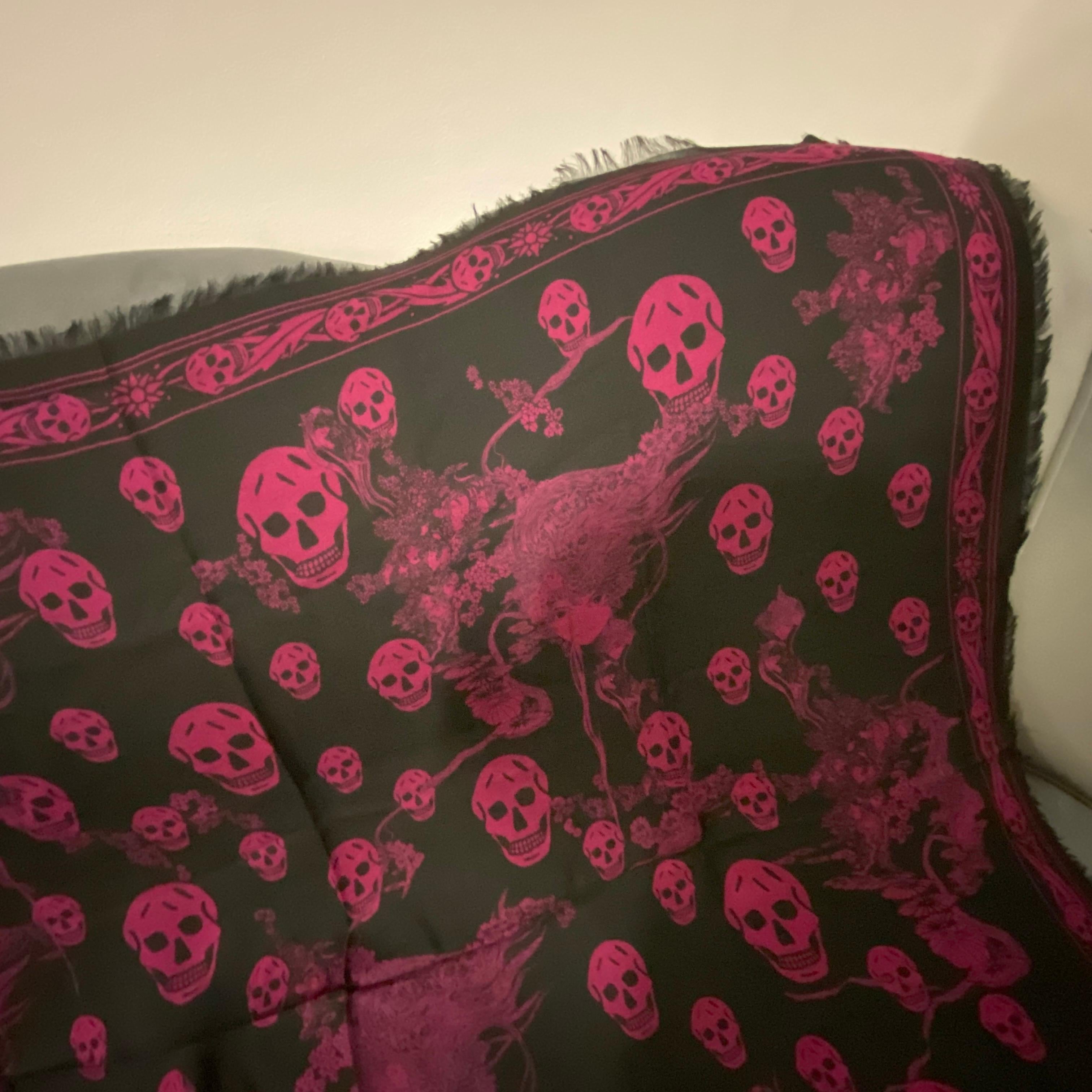 Alexander McQueen foulard with pink skulls on a black background, it's in perfect condition, made in Italy