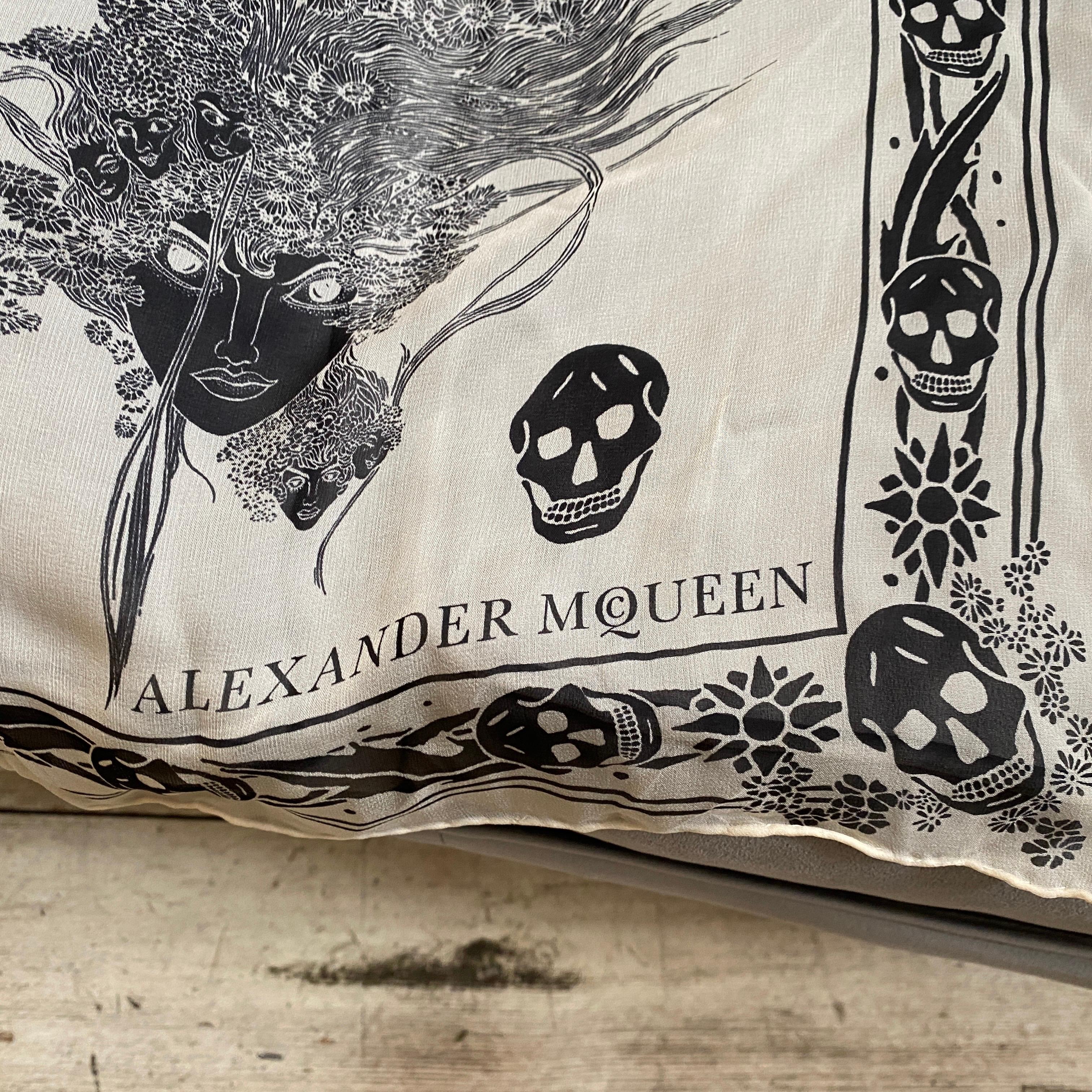 A vintage scarf made in Italy for alexander McQueen in perfect conditions: The skulls decor iTt' s a distinctive feature of the designer's creations.