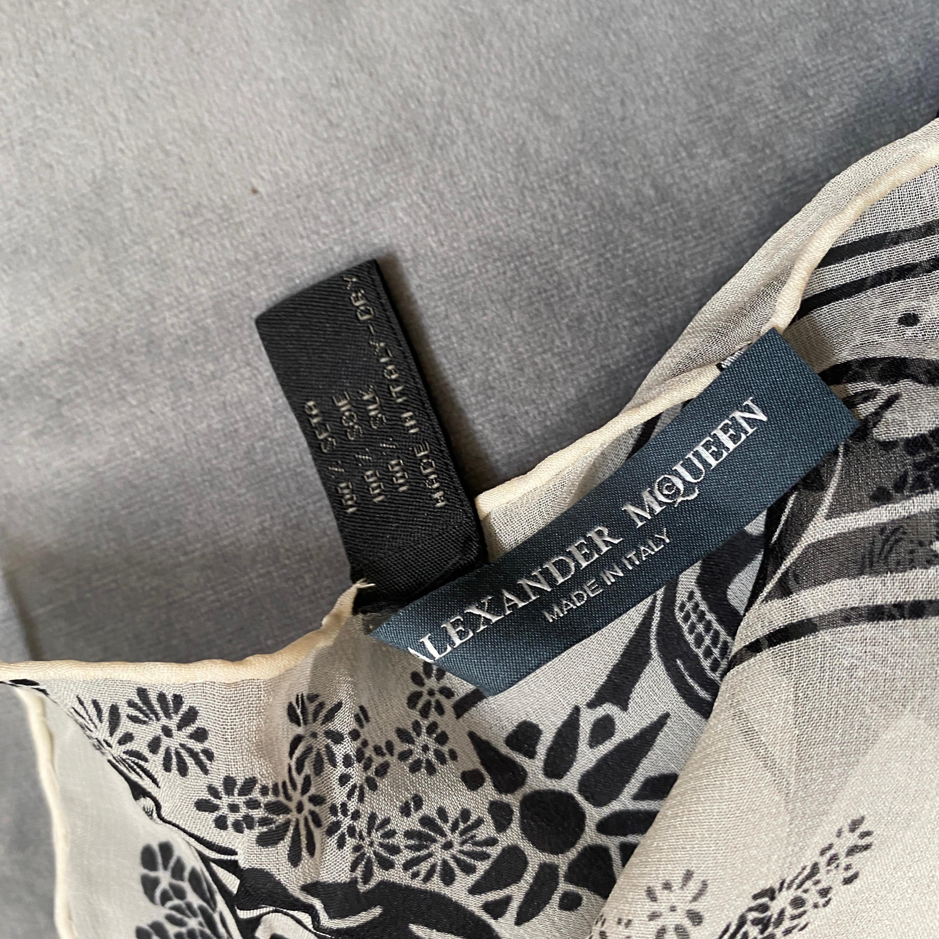 An Iconic Alexander McQueen Black and white Silk Scarf In Good Condition In Aci Castello, IT