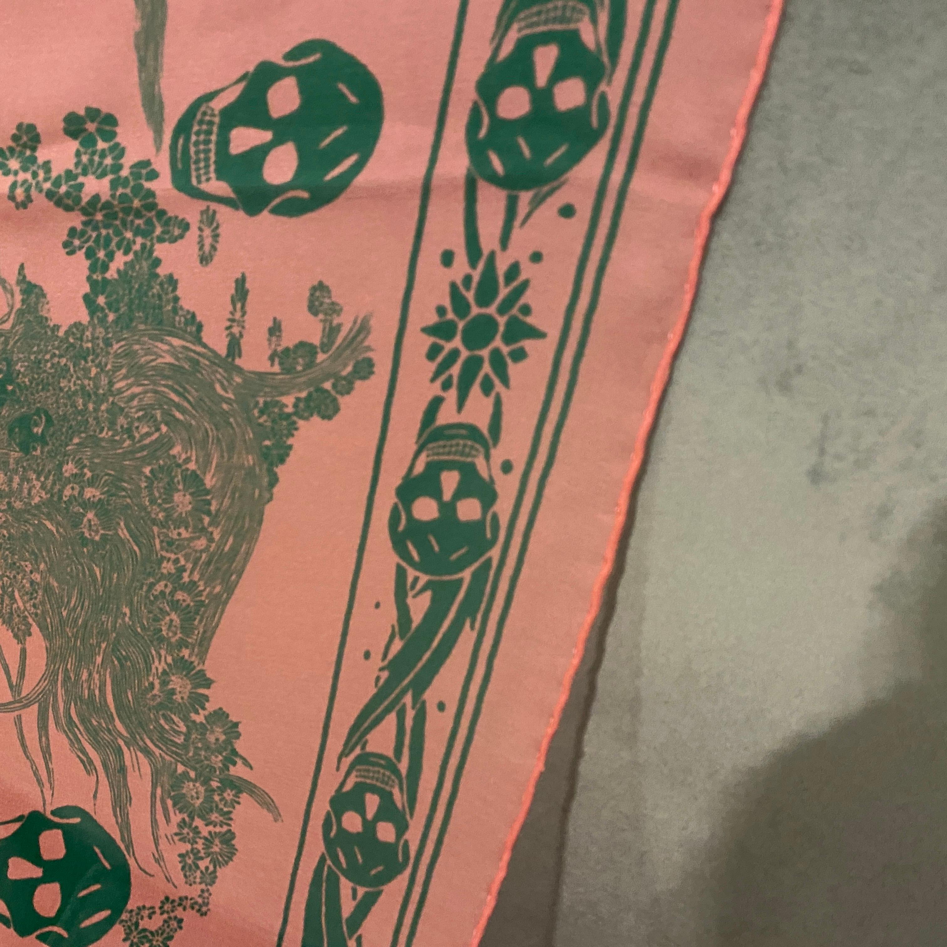 Foulard emblématique Alexander McQueen en soie rose avec plumes vertes Bon état - En vente à Aci Castello, IT