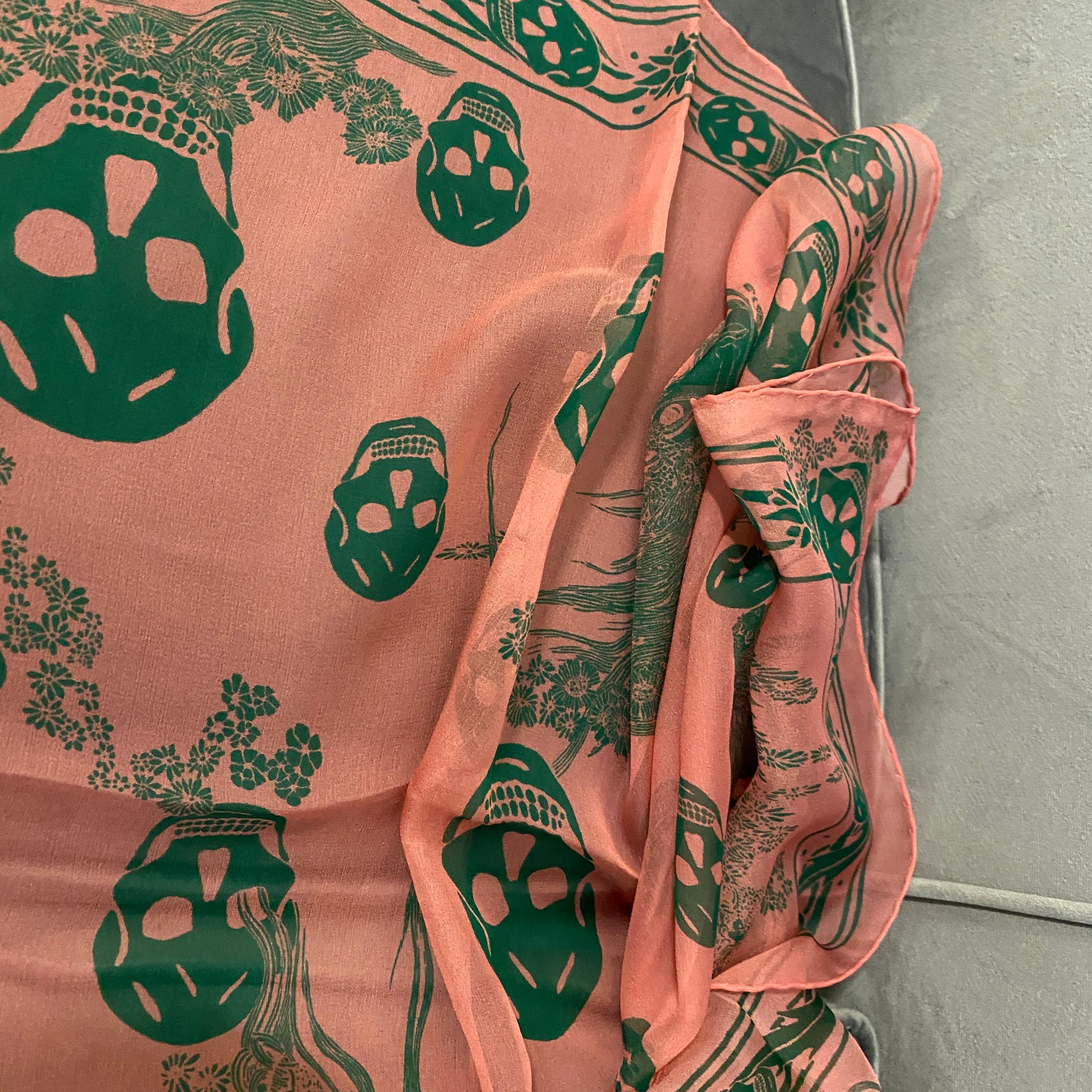 Foulard emblématique Alexander McQueen en soie rose avec plumes vertes en vente 1
