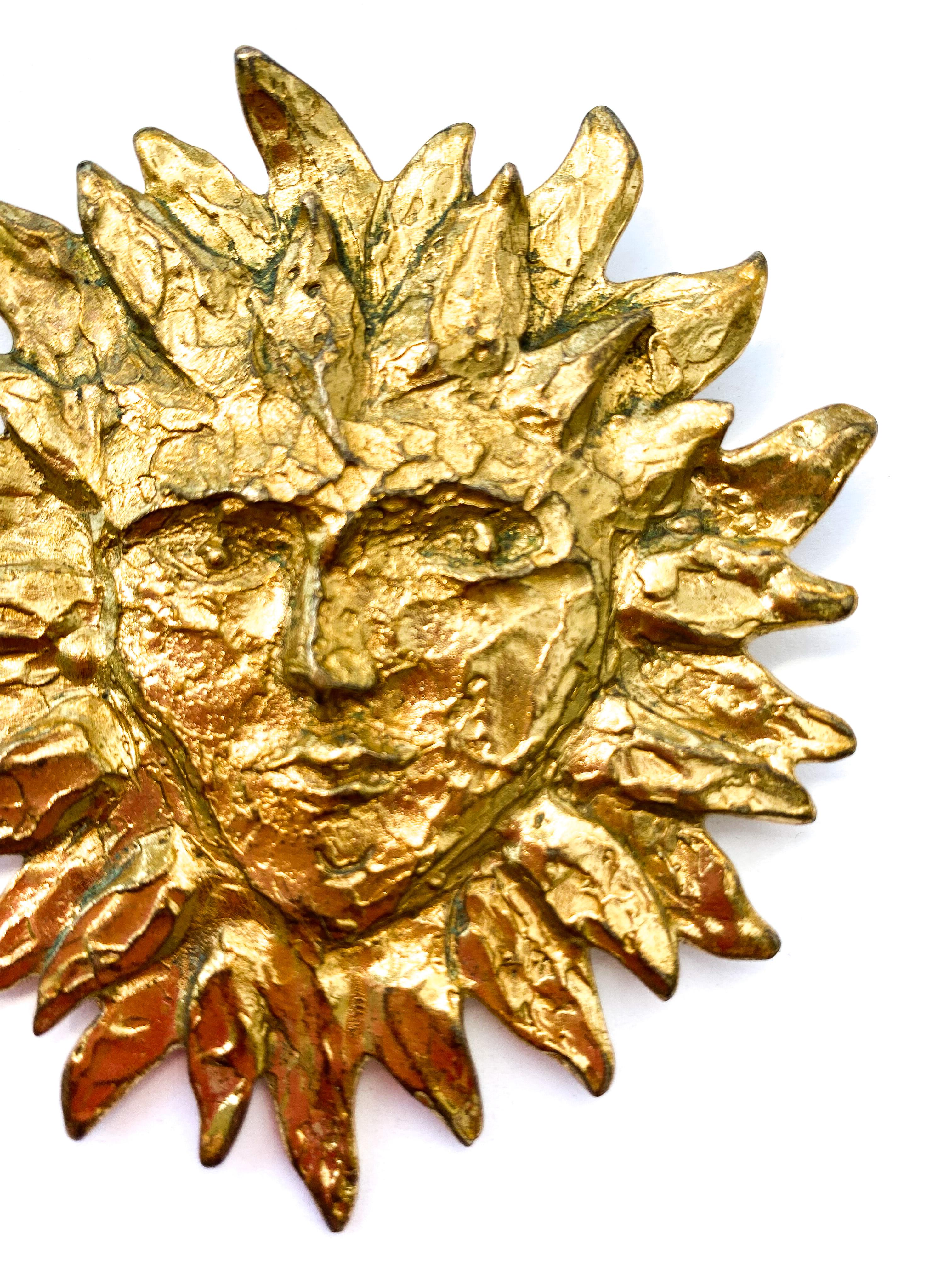 Eine ikonische Brosche „Sun face“ aus vergoldetem Metall, Yves Saint Laurent, Frankreich, 1980er Jahre im Zustand „Hervorragend“ im Angebot in Greyabbey, County Down