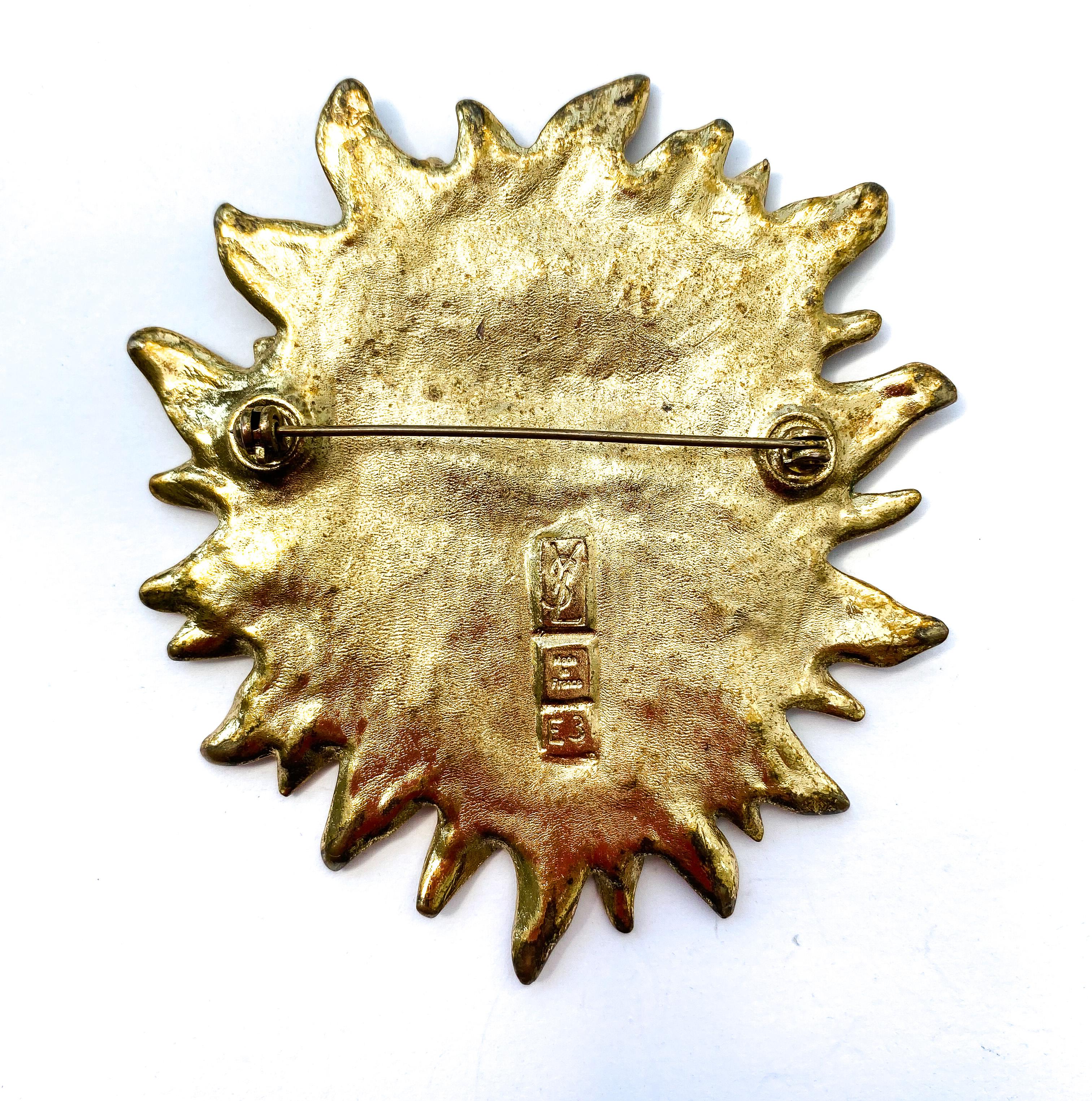 Broche emblématique Sun face en métal doré Yves Saint Laurent, France, années 1980 Unisexe en vente