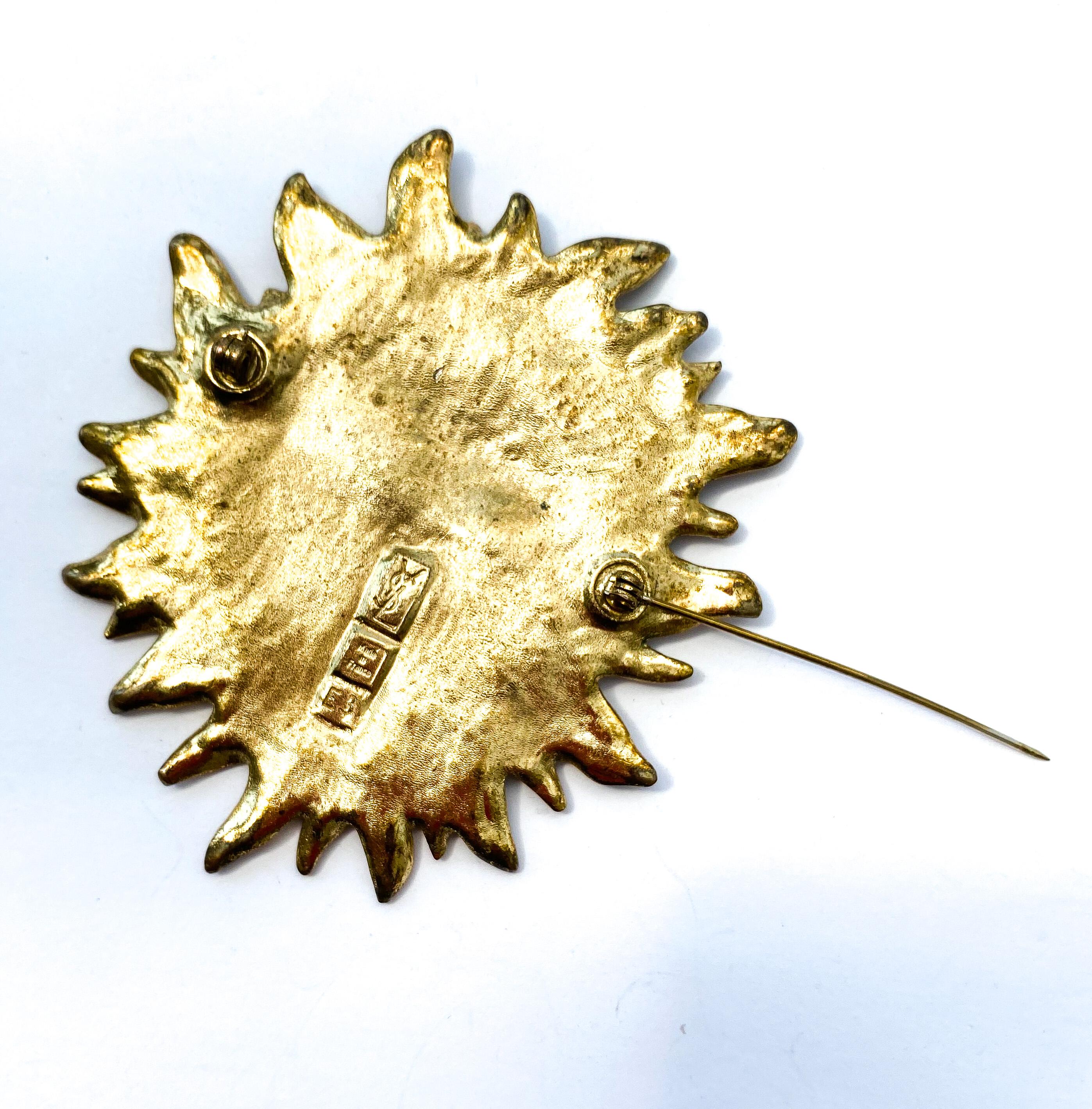 Broche emblématique Sun face en métal doré Yves Saint Laurent, France, années 1980 en vente 2