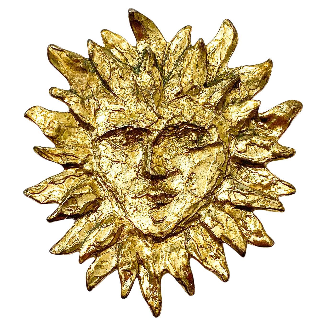 Broche emblématique Sun face en métal doré Yves Saint Laurent, France, années 1980 en vente