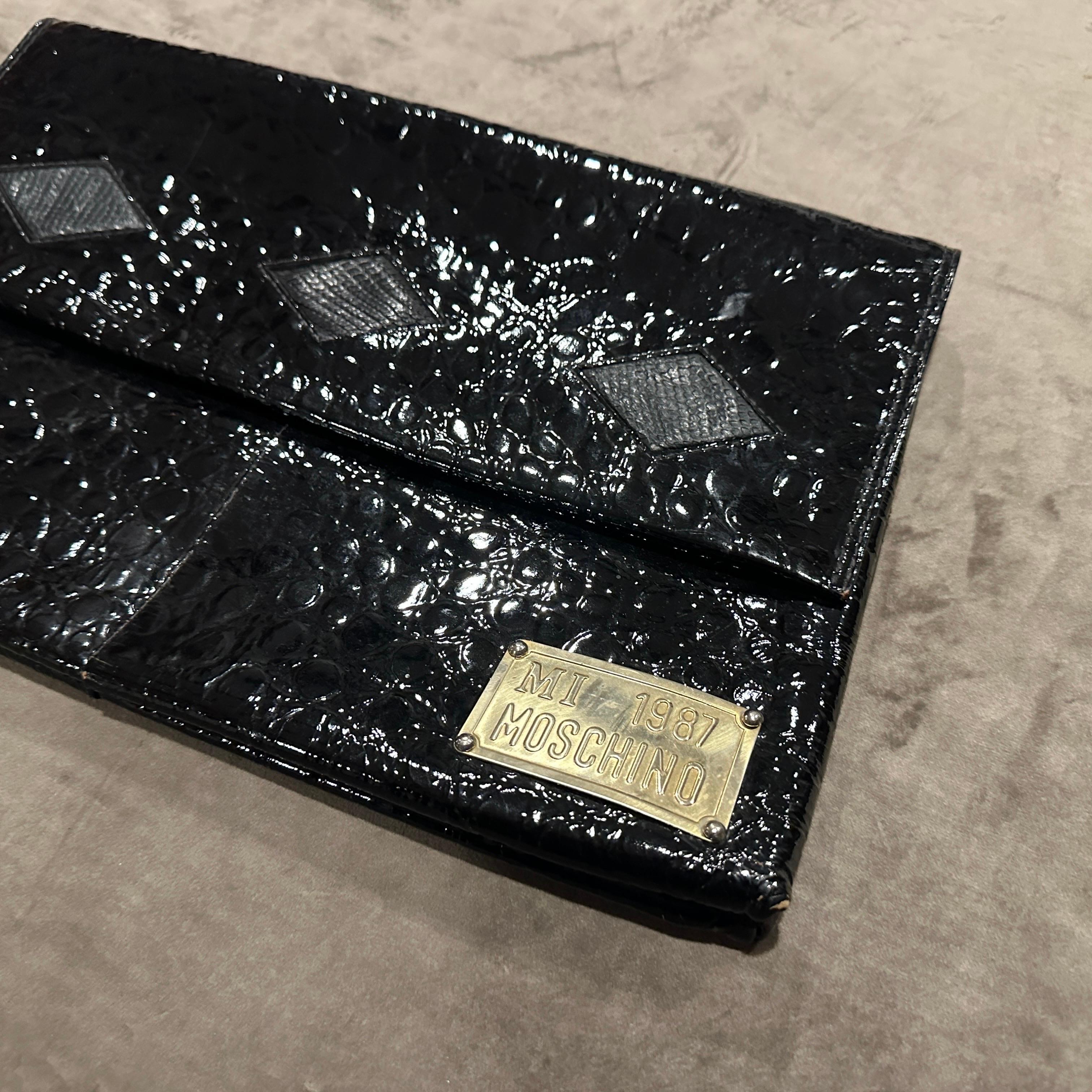 An Iconic Mi 1987 Clutch Bag by Franco Moschino In condizioni buone in vendita a Aci Castello, IT