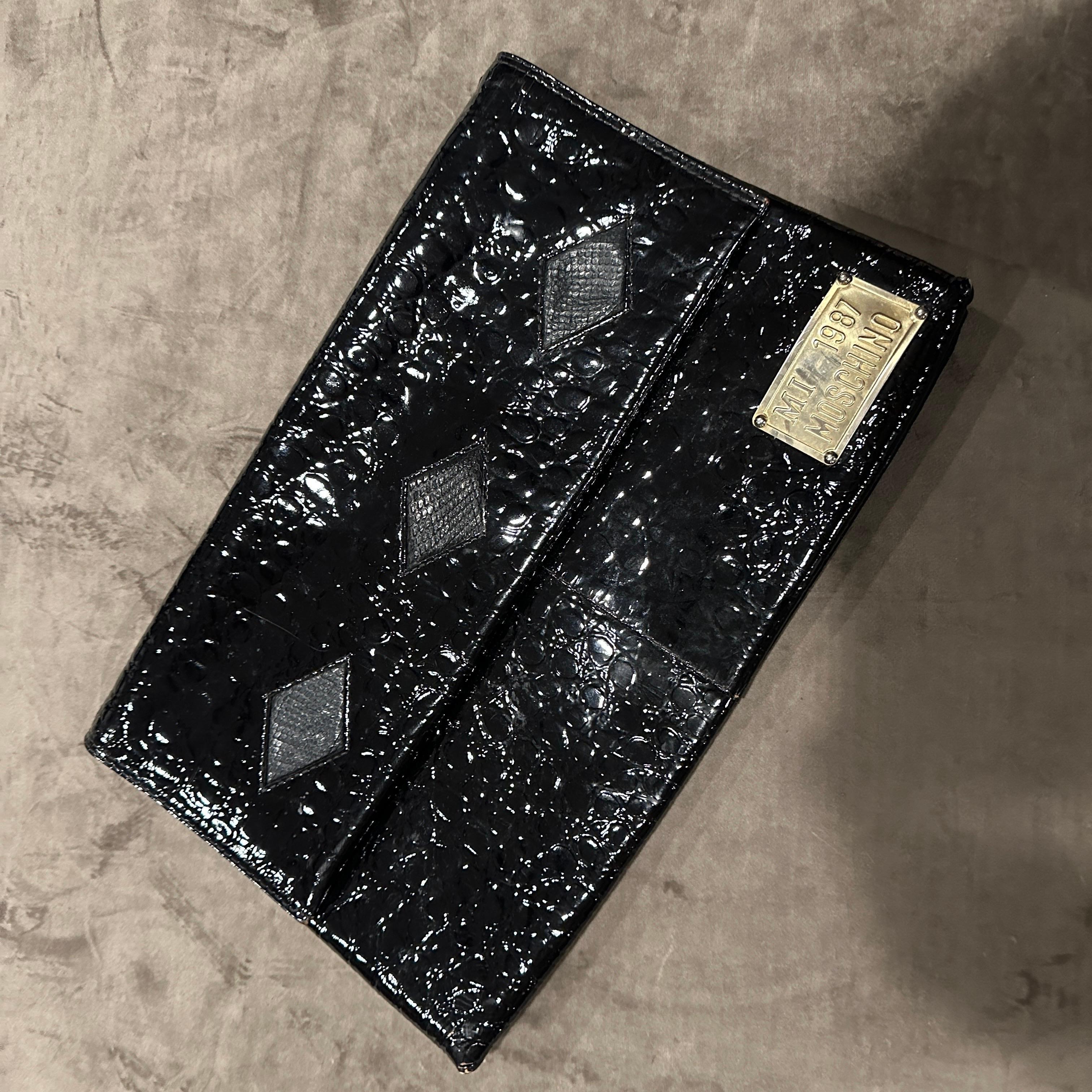 da uomo o donna An Iconic Mi 1987 Clutch Bag by Franco Moschino in vendita