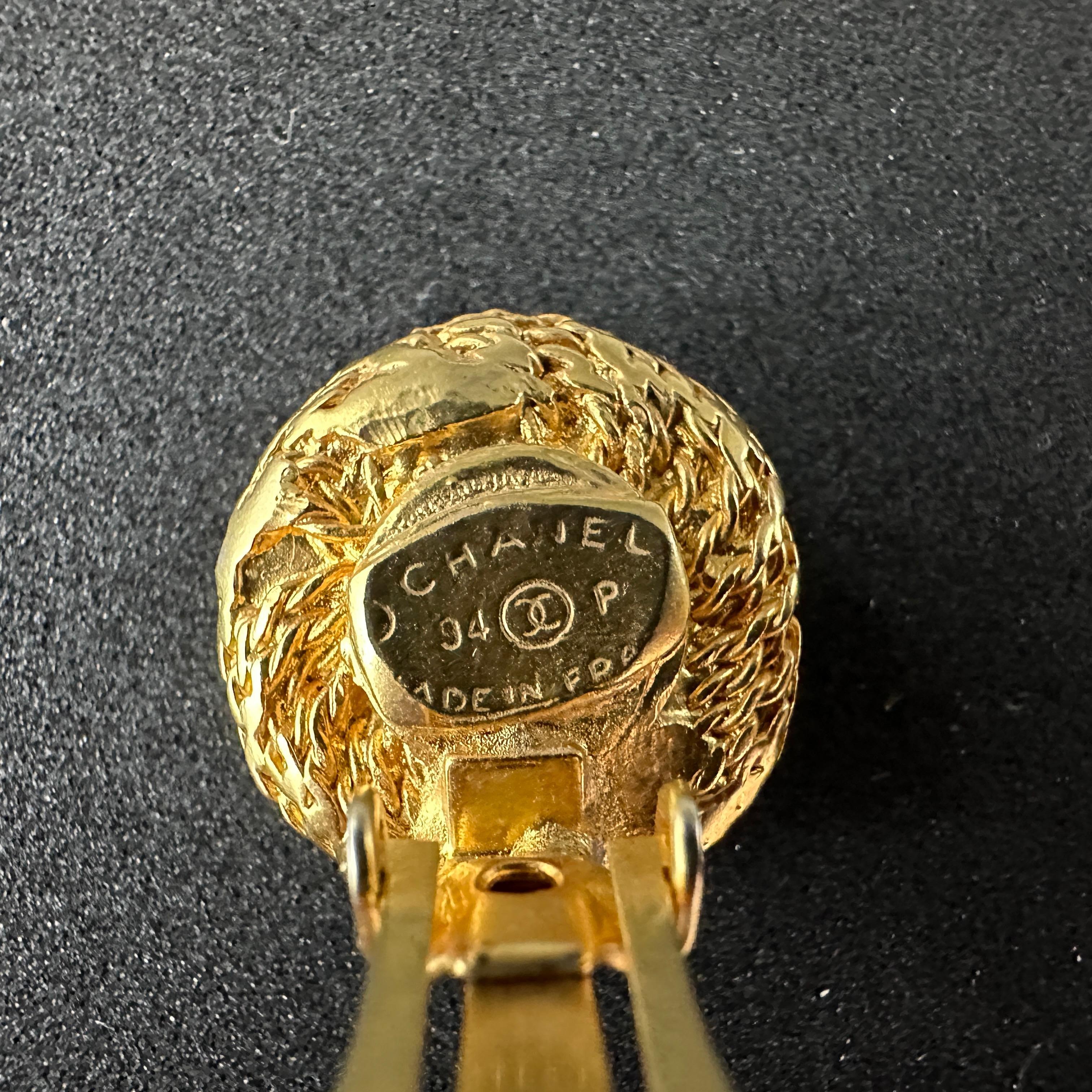 Ein ikonisches Paar Chanel-Ohrringe mit Clip und Knopf aus den 1960er Jahren im Zustand „Gut“ im Angebot in Aci Castello, IT