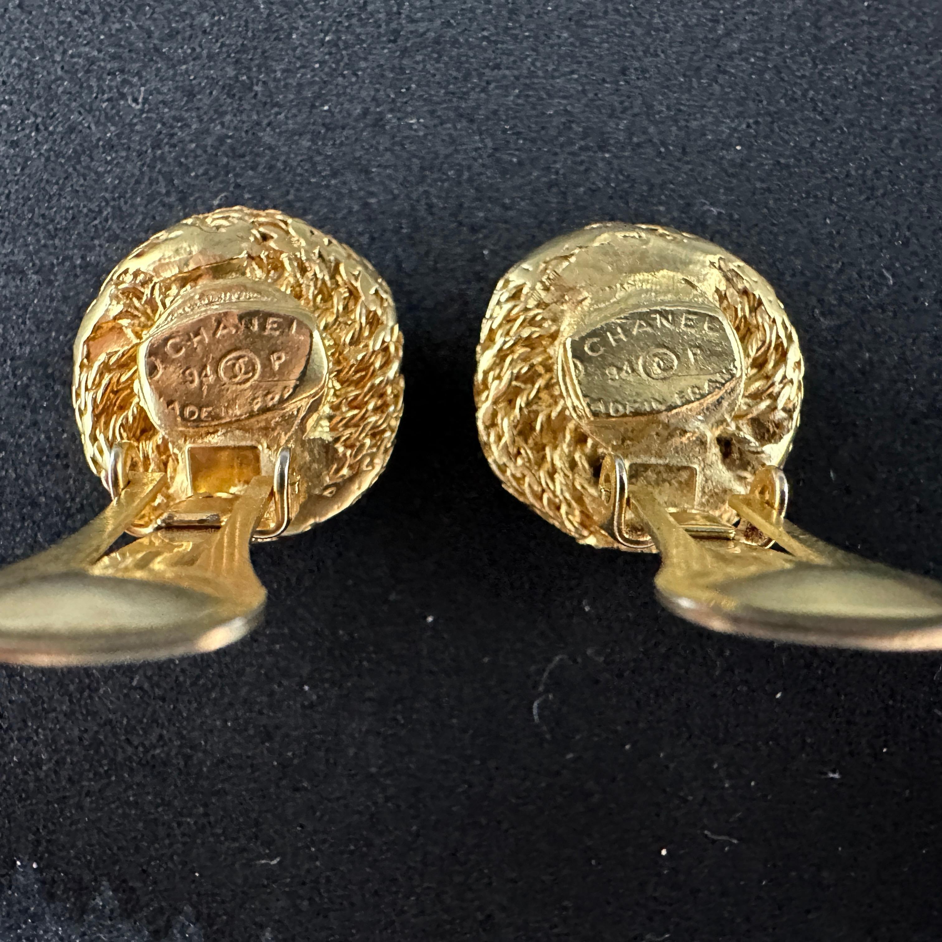 Ein ikonisches Paar Chanel-Ohrringe mit Clip und Knopf aus den 1960er Jahren Damen im Angebot
