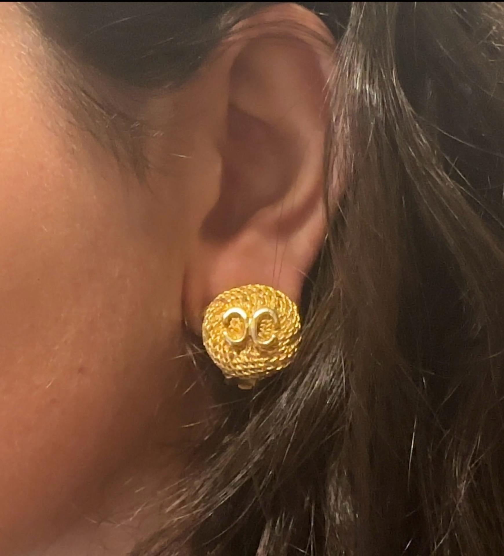 Ein ikonisches Paar Chanel-Ohrringe mit Clip und Knopf aus den 1960er Jahren im Angebot 3