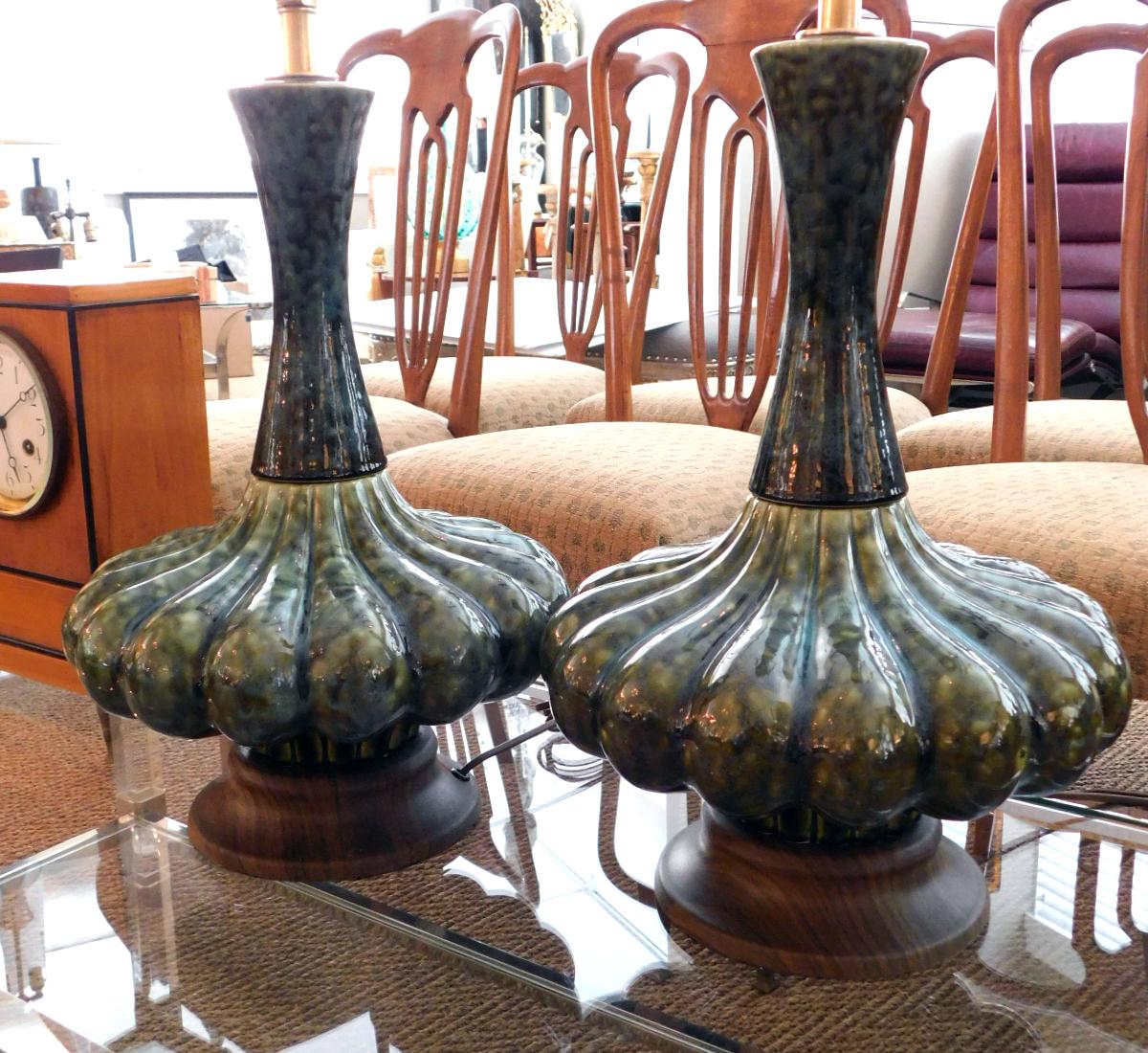 Mid-Century Modern Paire emblématique de lampes globulaires mi-siècle en verre tacheté vert en vente