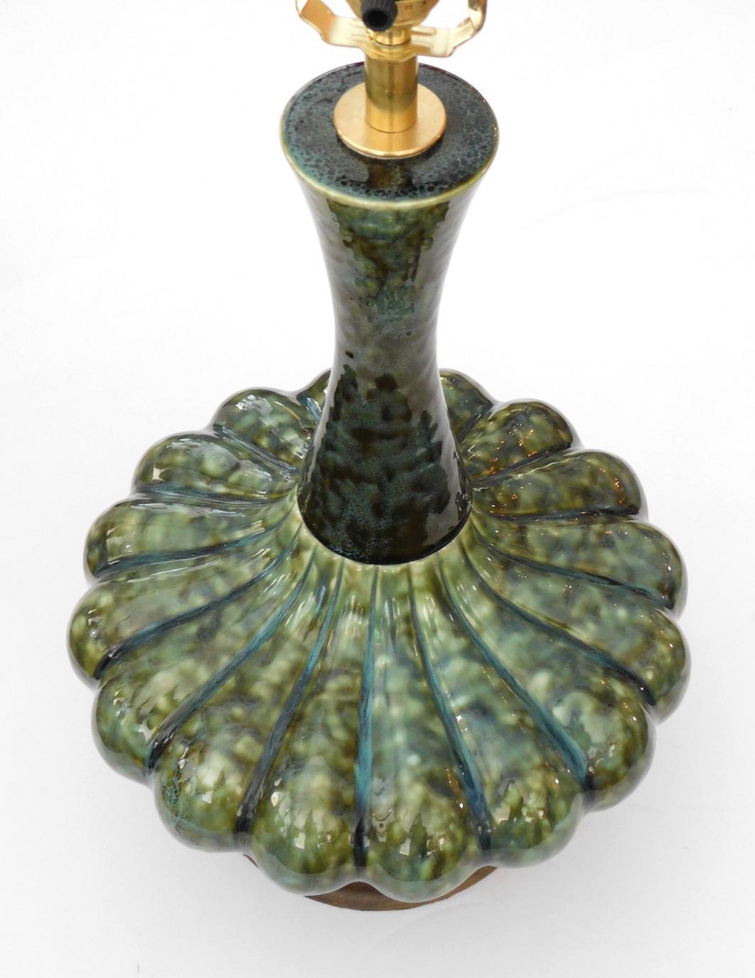 Paire emblématique de lampes globulaires mi-siècle en verre tacheté vert Bon état - En vente à San Francisco, CA