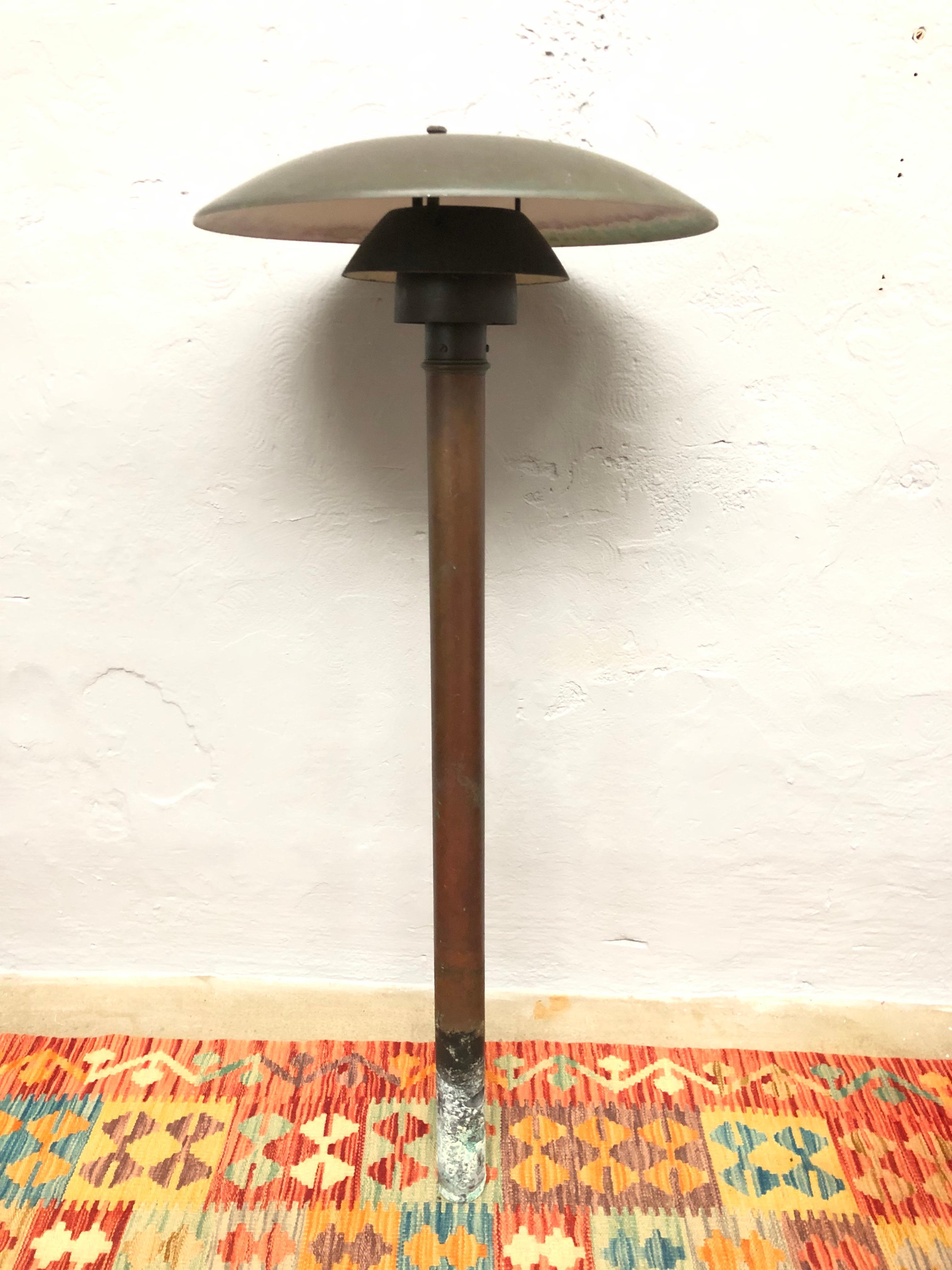 A rare iconic Poul Henningsen copper garden lamp PH 4.5 made in Denmark by Louis Poulsen from the 1960s
This iconic lamp was first designed in 1966 and has been a Classic ever since
This lamps is in original condition with a lovely patina/verdigris