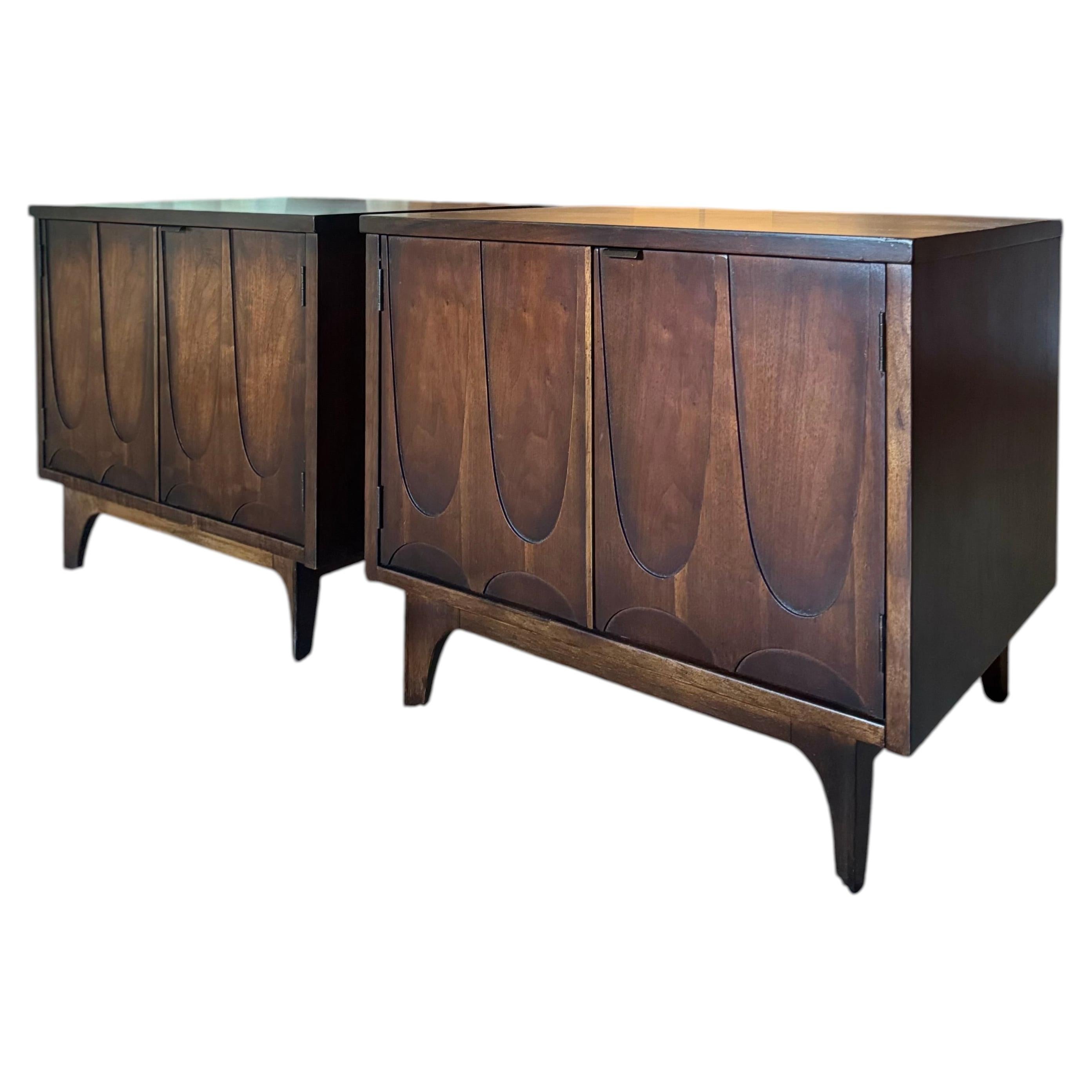 Ensemble iconique de tables de chevet en noyer Broyhill Brasilia, circa 1960 en vente