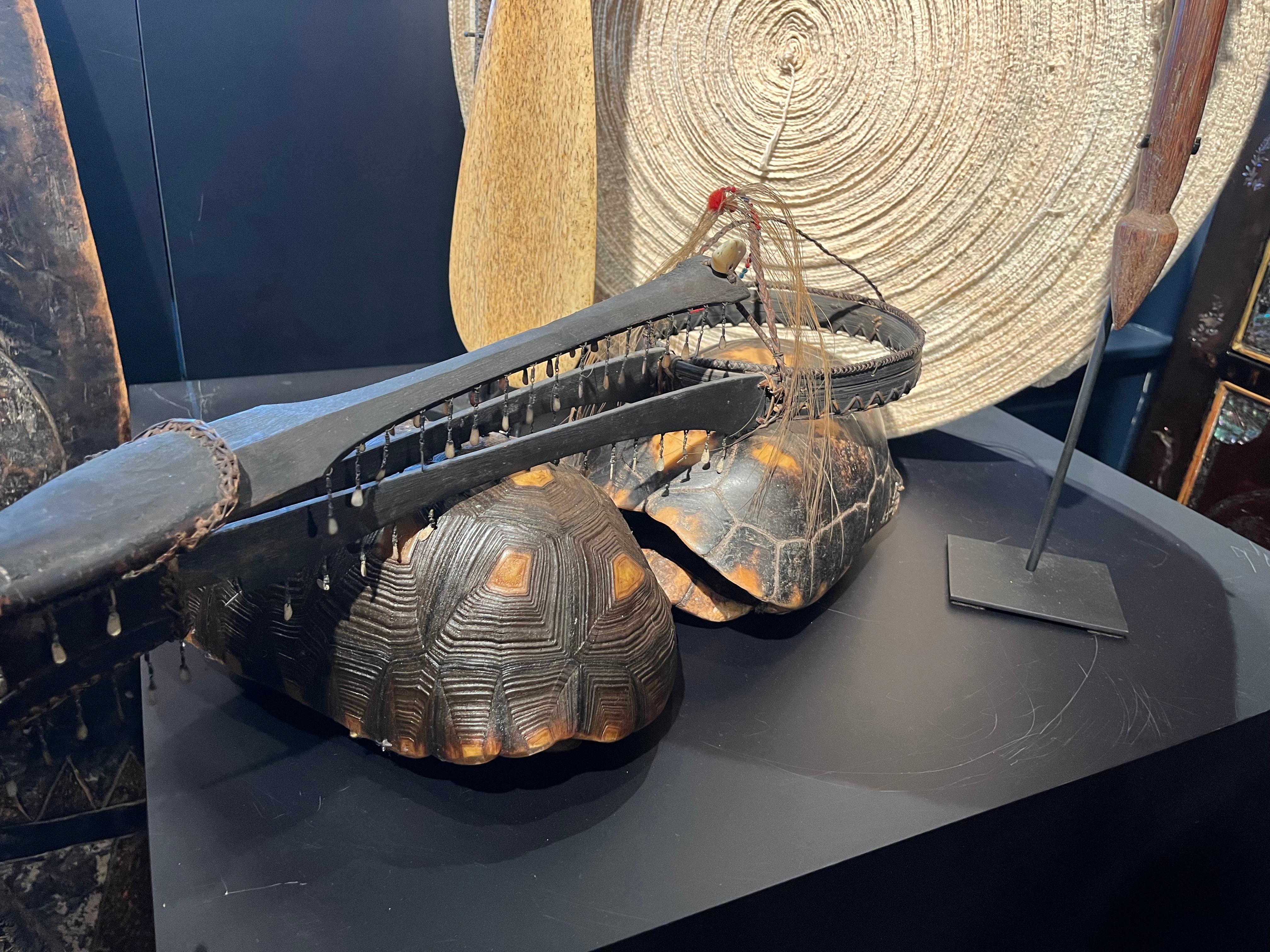 Ifugao, Filippine settentrionali, XIX secolo

Decorato con diversi tipi di perline e con il becco di un uccello Kalaw (bucero).

Storicamente, solo coloro che avevano dato prova di coraggio, compresa la caccia alla testa, potevano indossare questi
