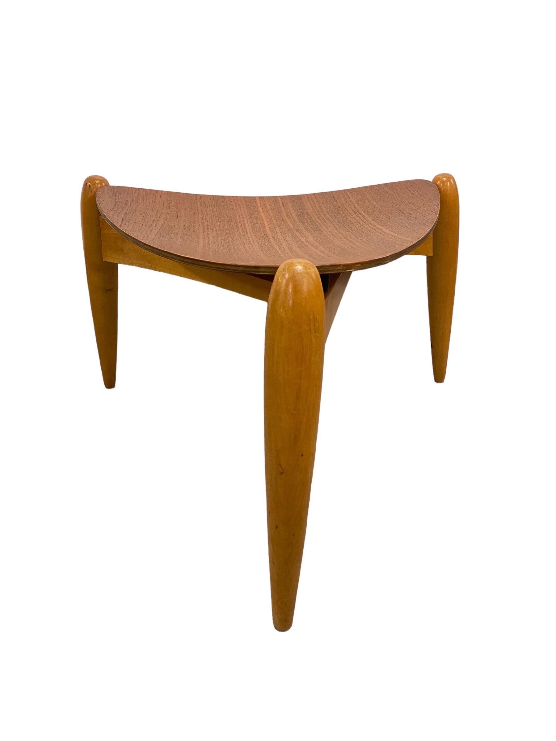 Uno sgabello di straordinaria bellezza con un aspetto molto aerodinamico che dà l'illusione di una seduta volante. Come la maggior parte degli sgabelli Tapiovaara, anche questo è a tre gambe e non traballa mai. Lo sgabello è realizzato in betulla