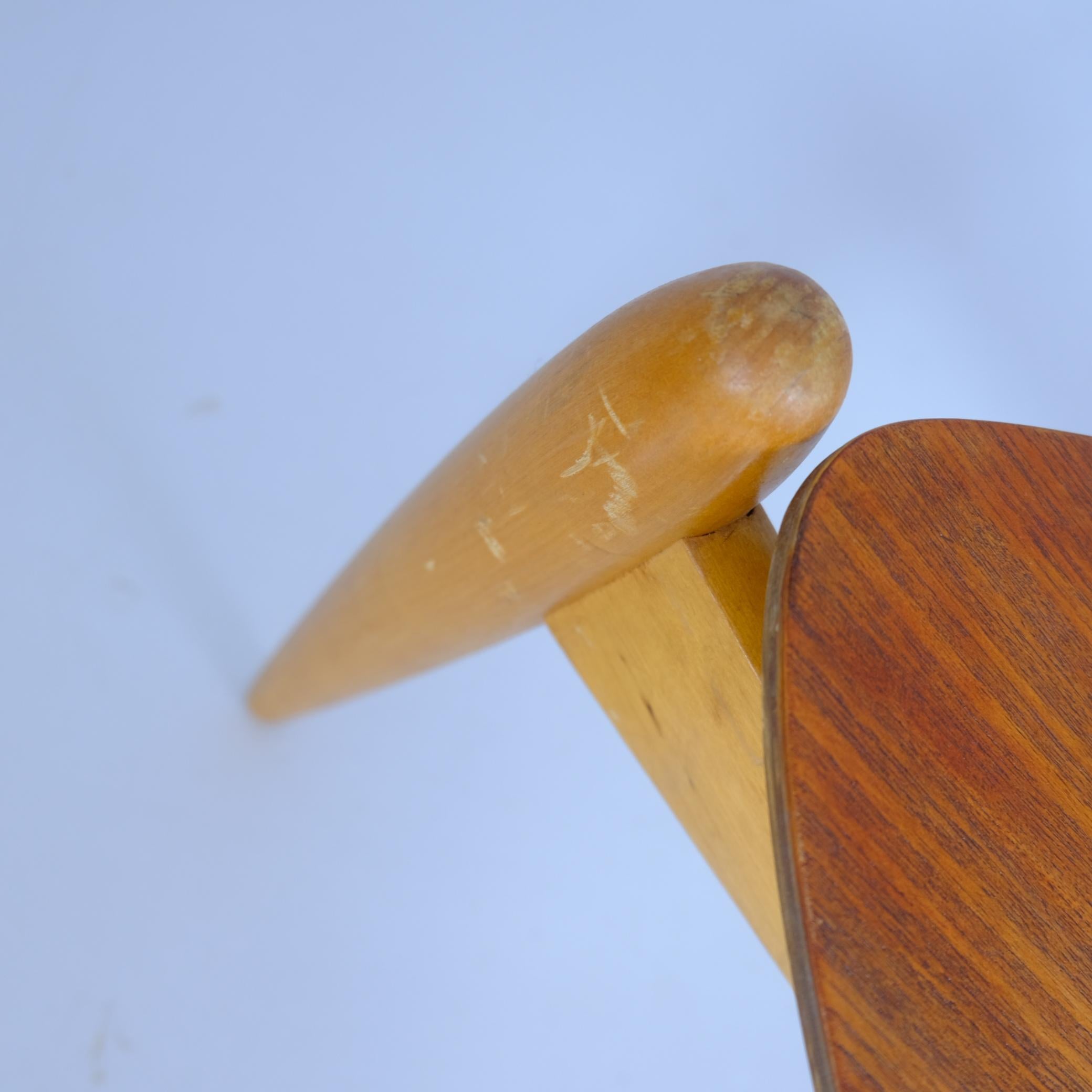 Scandinavo moderno Sgabello Ilmari Tapiovaara con sedile in compensato pressato, Asko 1950s in vendita
