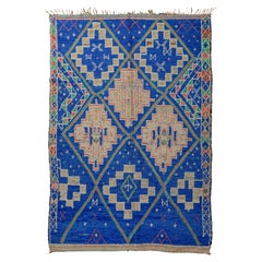 Un tapis vintage cobalt de Beni M'Guild, conçu par Breuckelen Berber.