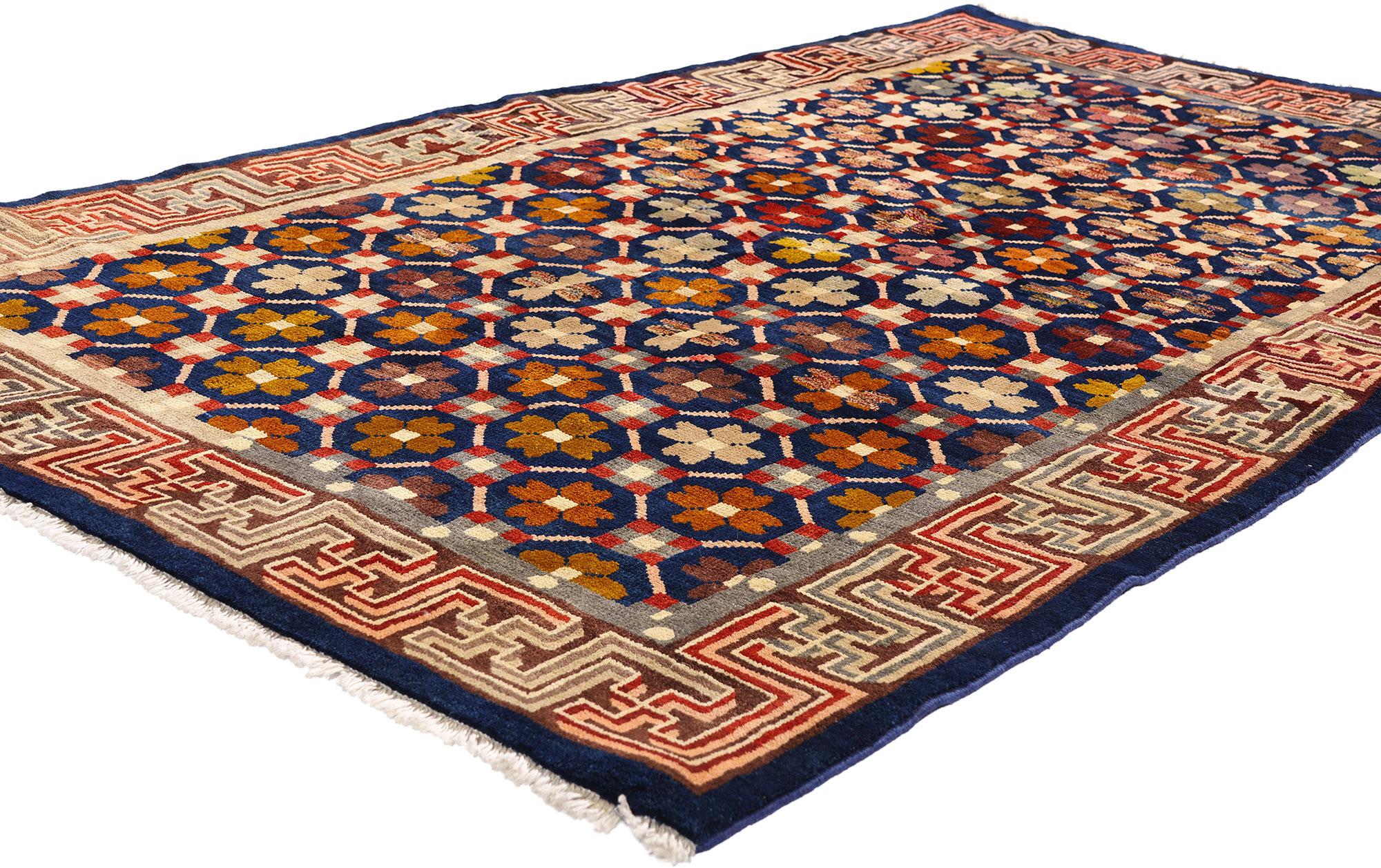 61535 Tappeto antico cinese Peking, 03'11 x 06'09. Questo tappeto antico cinese in lana annodato a mano evoca la grandezza colta dell'estetica dell'epoca Qing, dove il minimalismo raffinato incontrava l'opulenza simbolica. Il suo sontuoso fondo