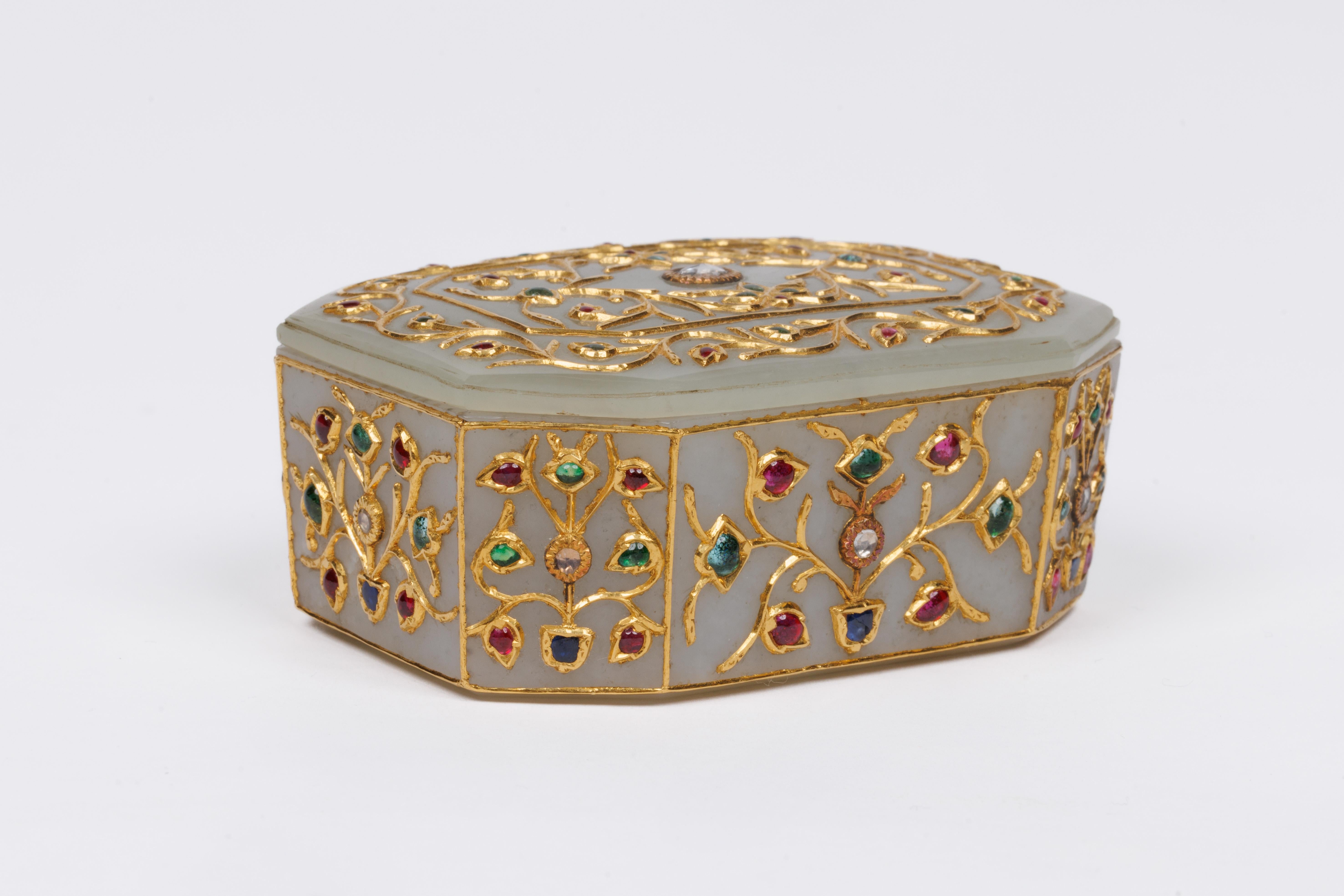Uno squisito capolavoro dello splendore Mughal: Una rara scatola di giada montata in oro con diamanti e pietre semipreziose

Introduzione a un artefatto regale:

Questo eccezionale cofanetto di giada, proveniente dalla storica dinastia Mughal, è un