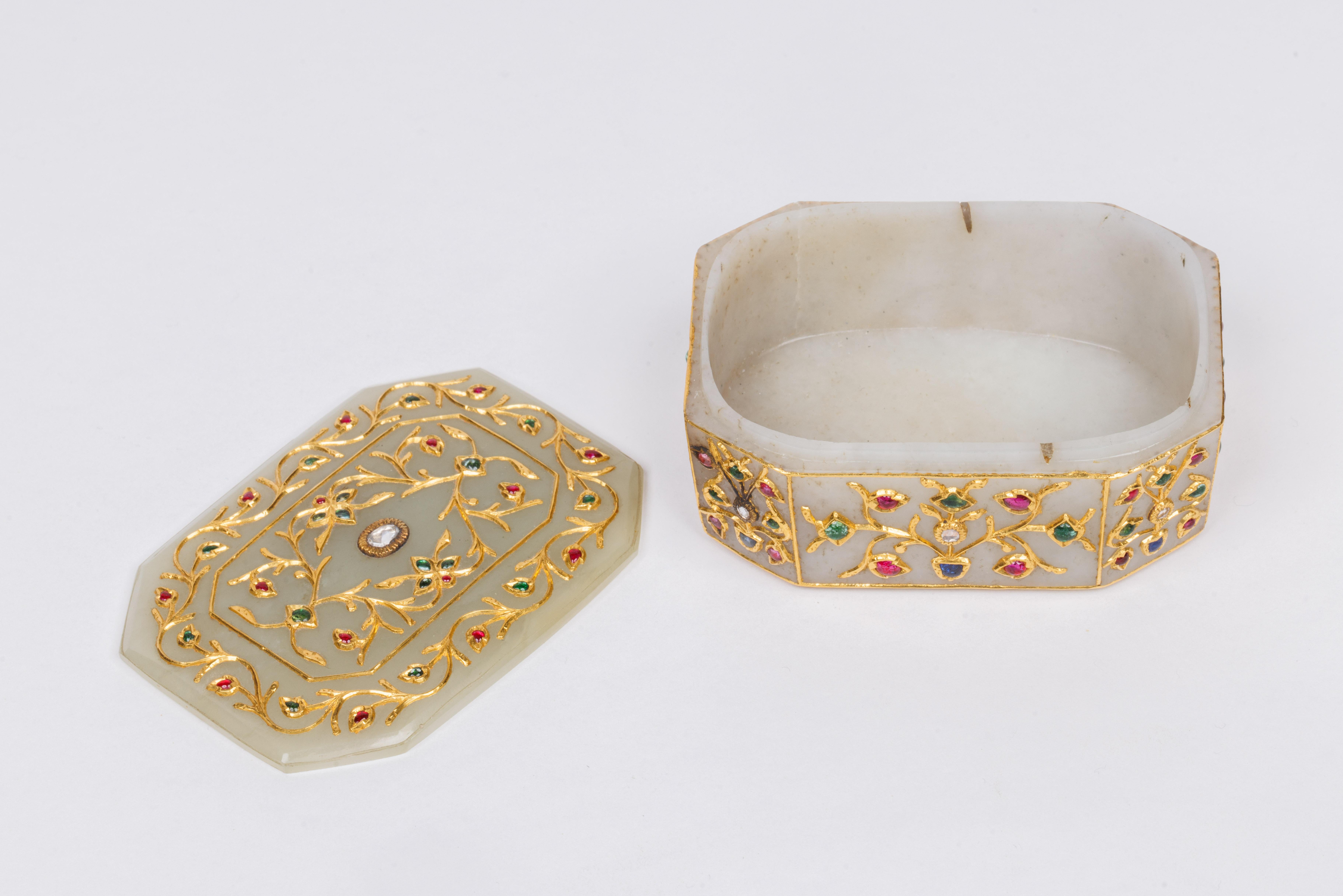 Indiano Un set di scatole di giada in oro Imperial Mughal con diamanti e pietre semipreziose in vendita