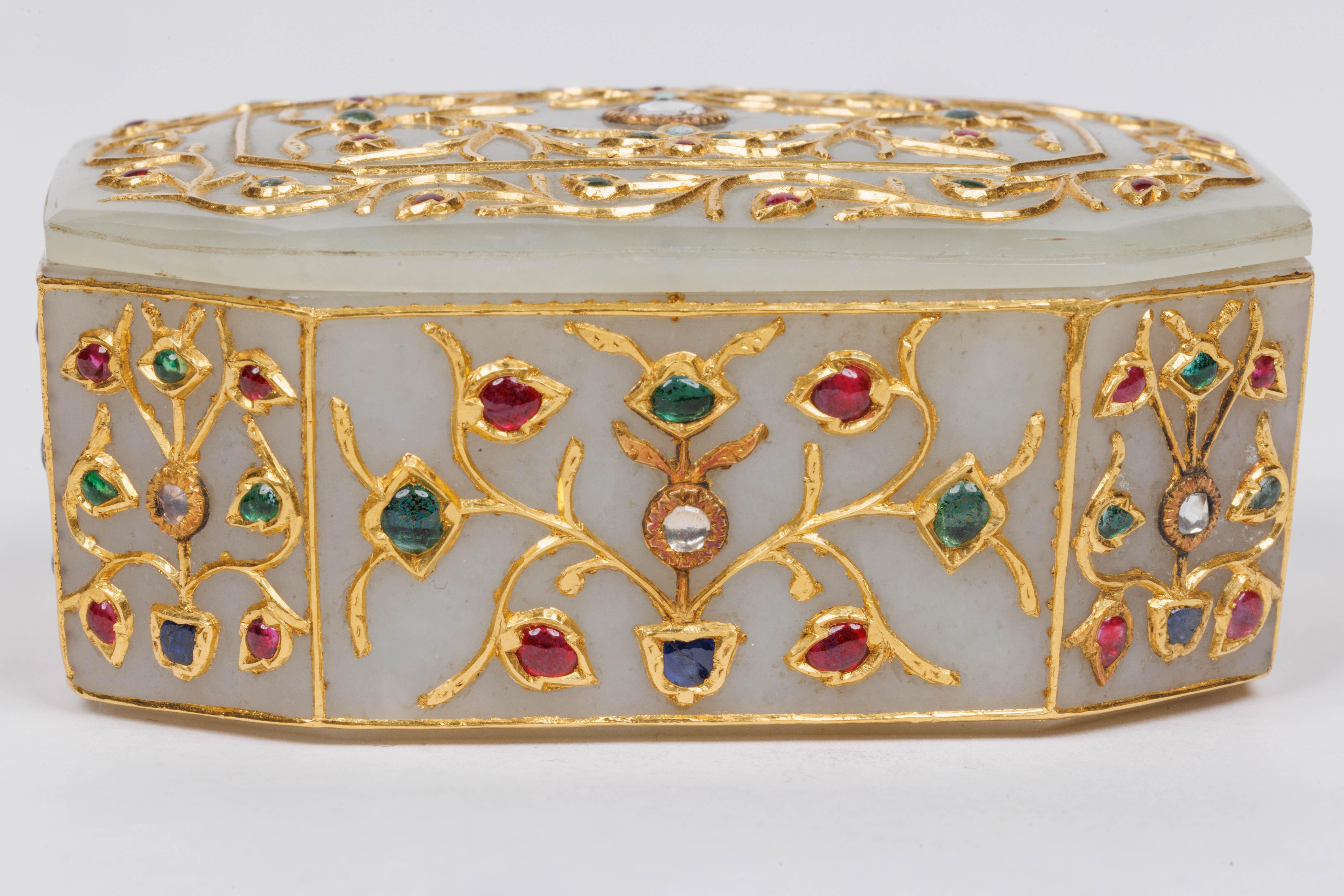 Un set di scatole di giada in oro Imperial Mughal con diamanti e pietre semipreziose In condizioni buone in vendita a New York, NY