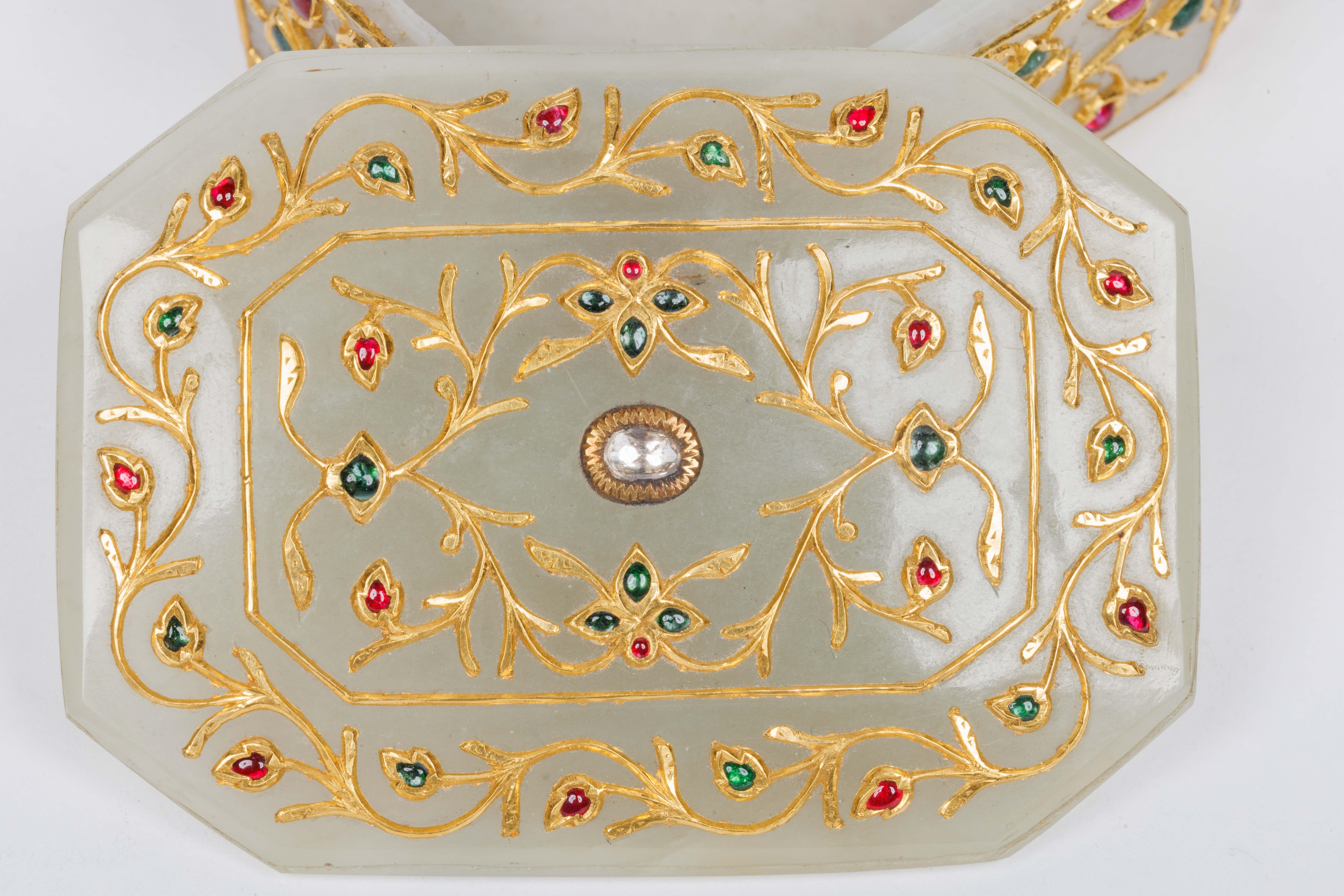 Fino al XVIII secolo Un set di scatole di giada in oro Imperial Mughal con diamanti e pietre semipreziose in vendita