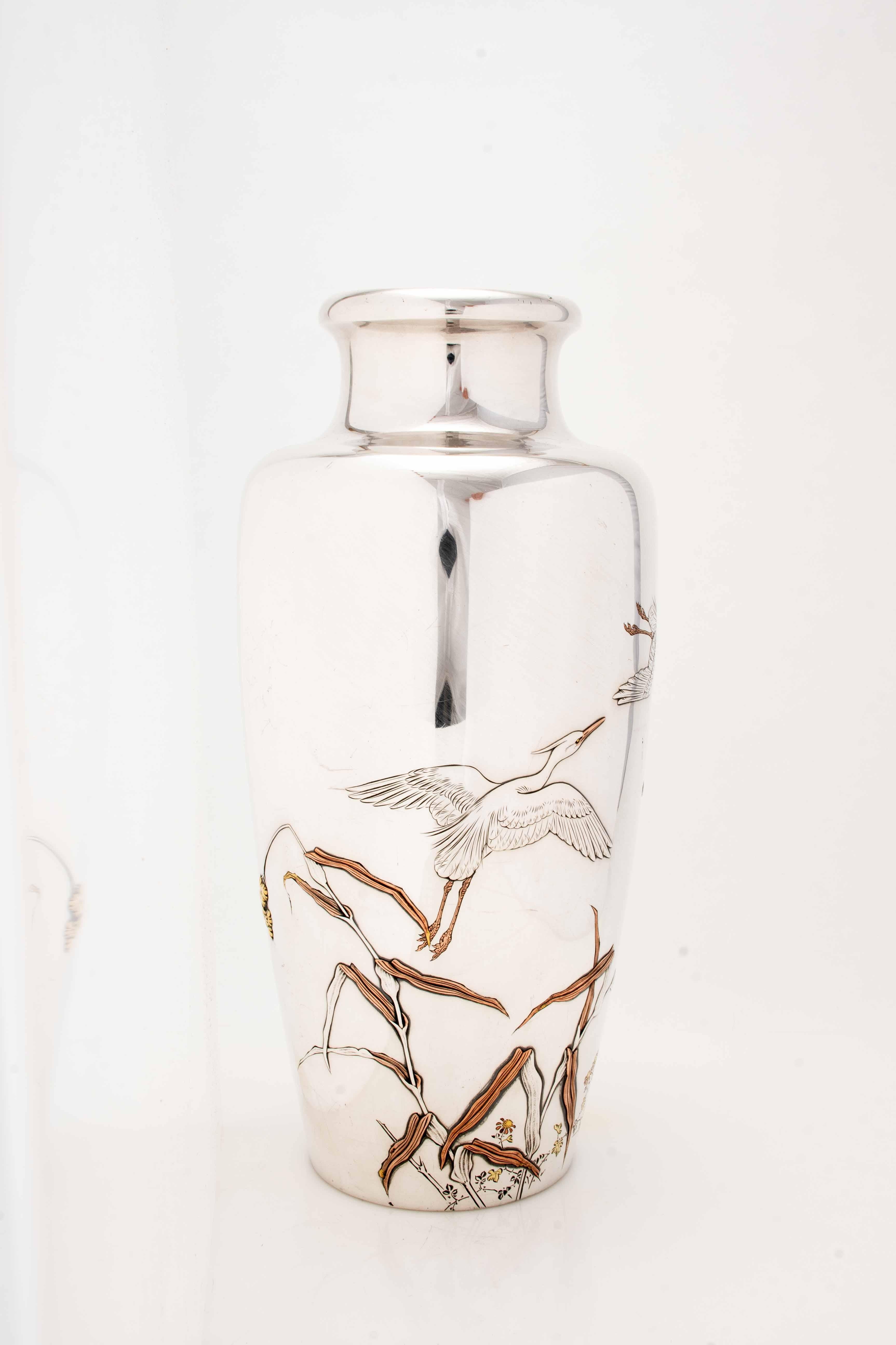 Japanese An imperial silver vase with egrets in flight signed Shoshu Sai in vendita